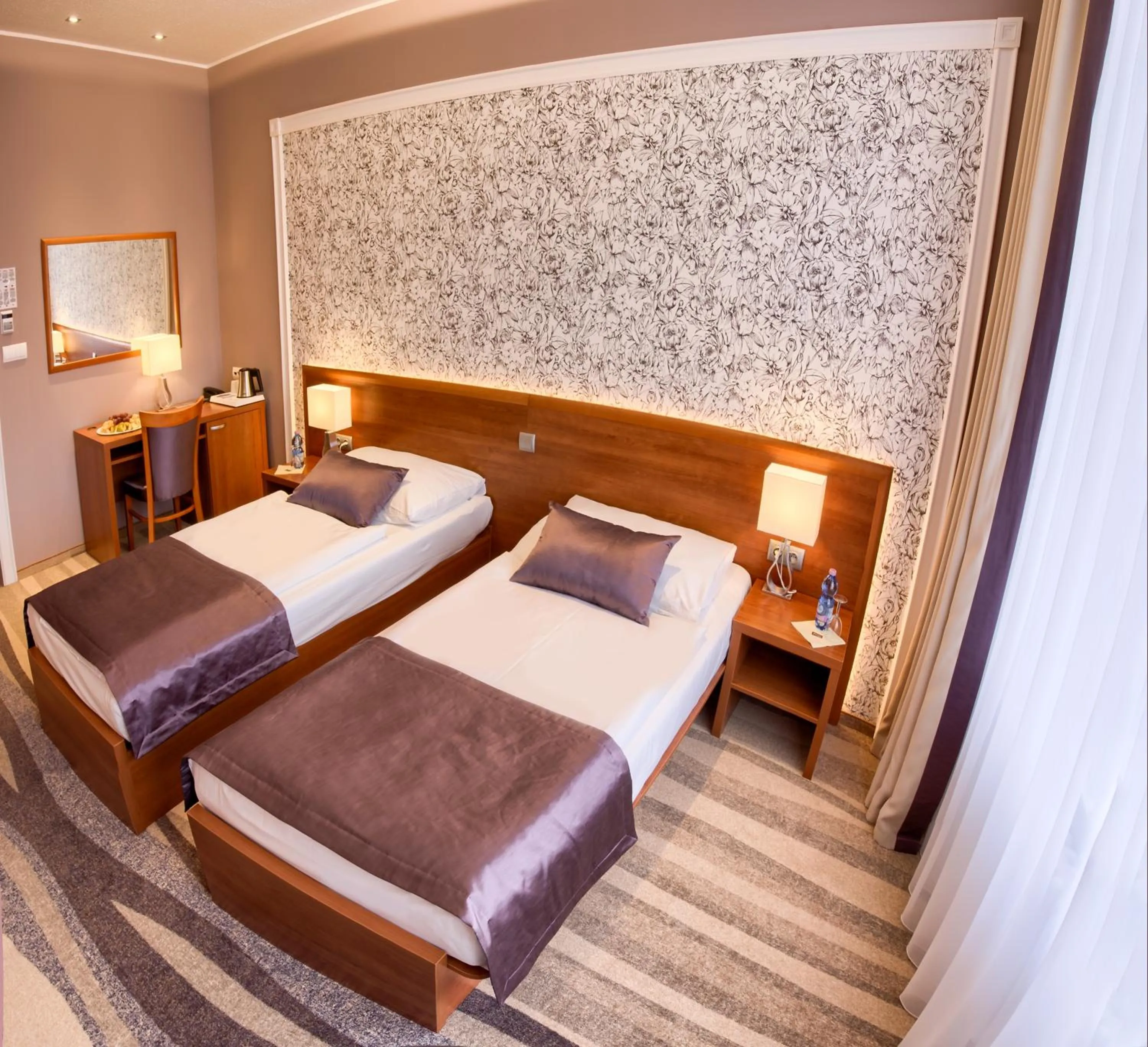 Photo of the whole room, Bed in Avanti Hotel