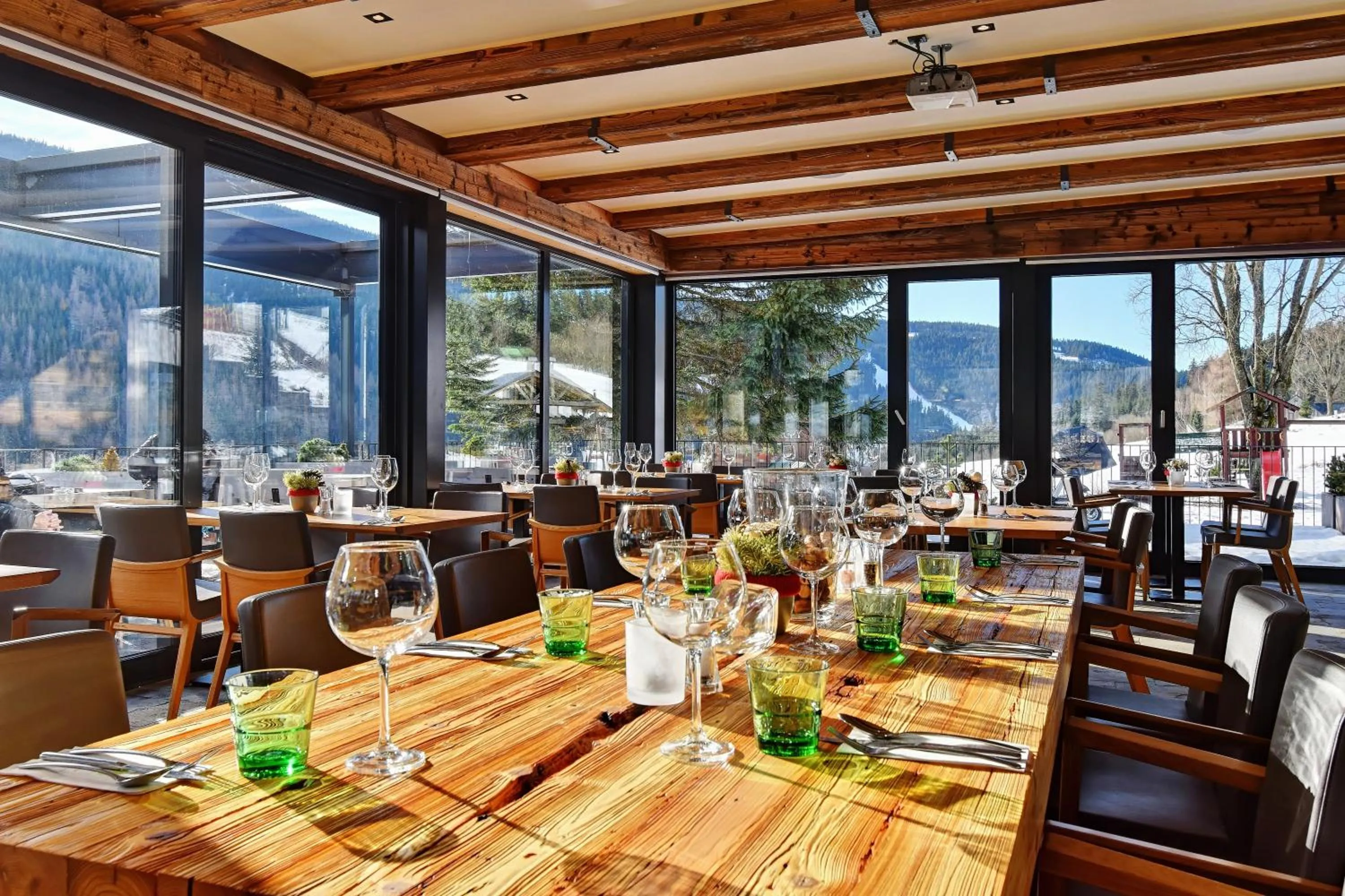 Restaurant/places to eat in Hotel Olympie