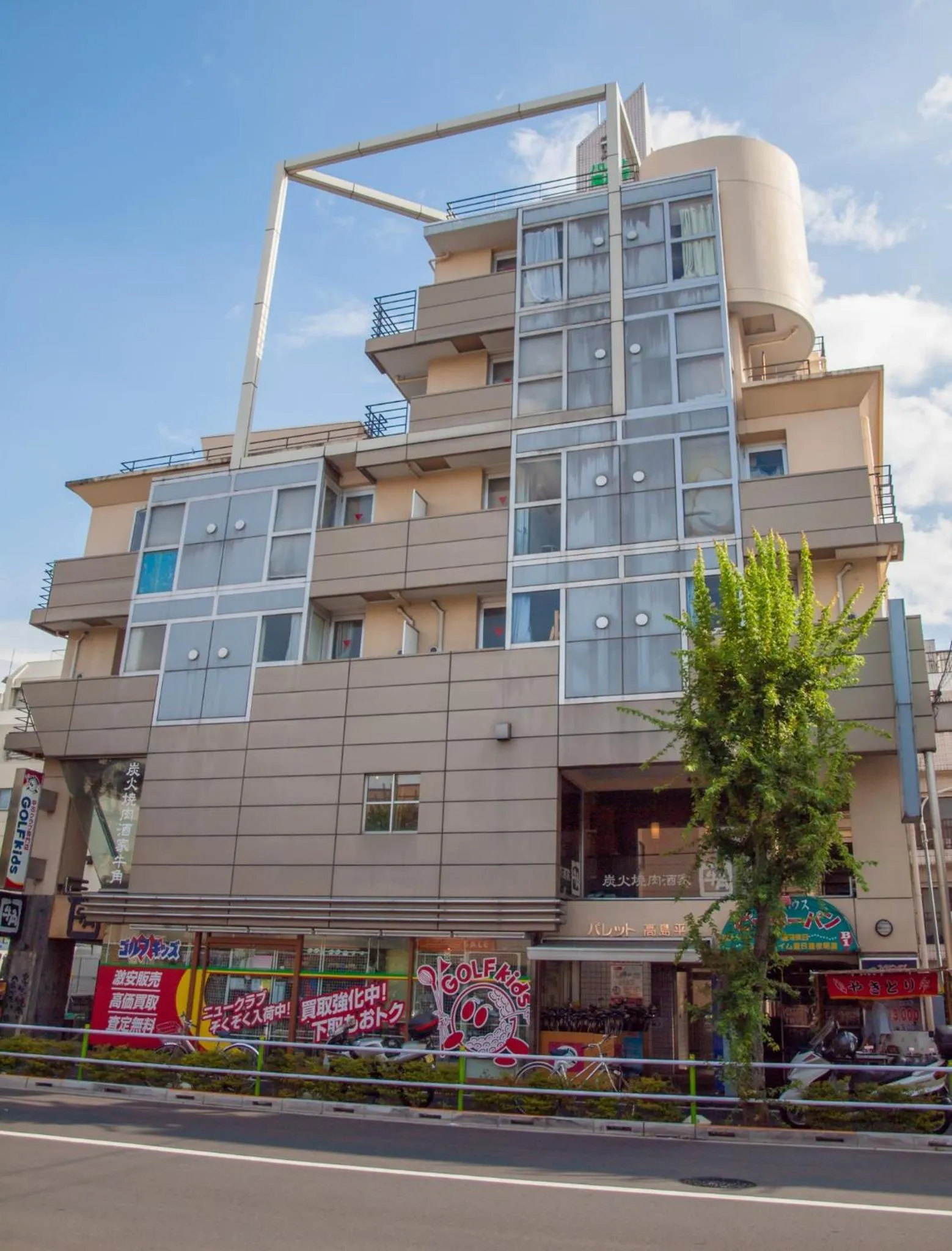 Facade/entrance in Palette Takashimadaira guest house