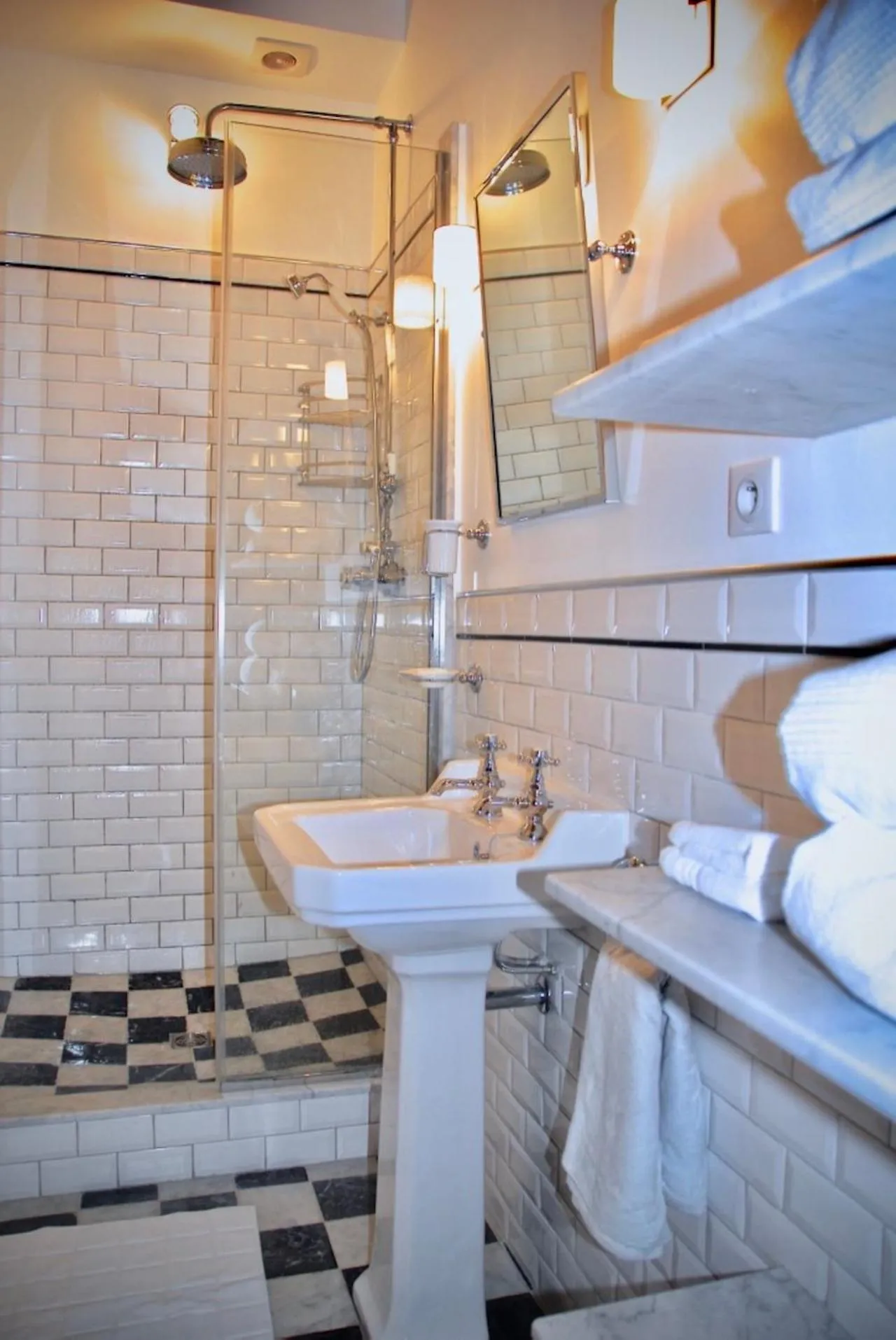 FULLY RENOVATED very quiet charming 2bed/2bath flat in the Marais sleeps up to 4