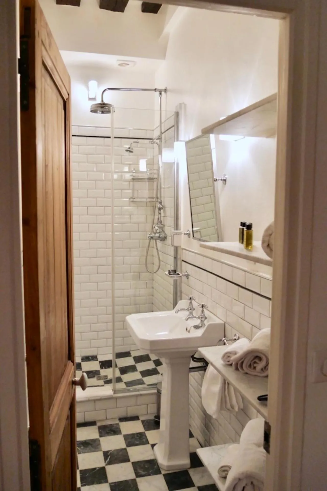 FULLY RENOVATED very quiet charming 2bed/2bath flat in the Marais sleeps up to 4