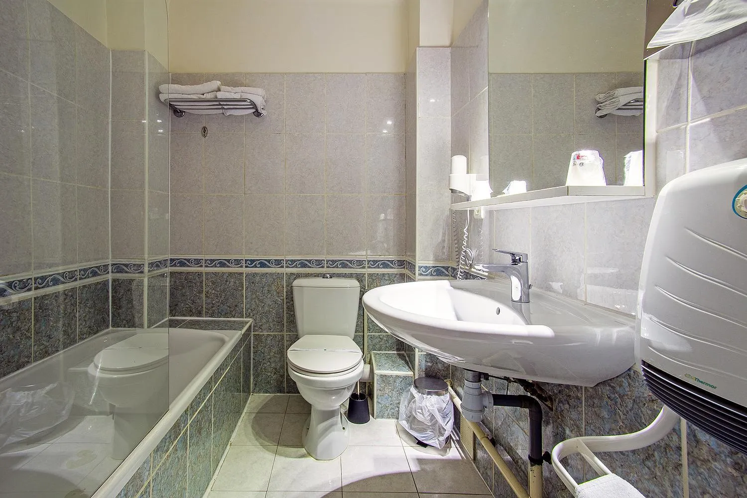 Bathroom in Azur Hôtel