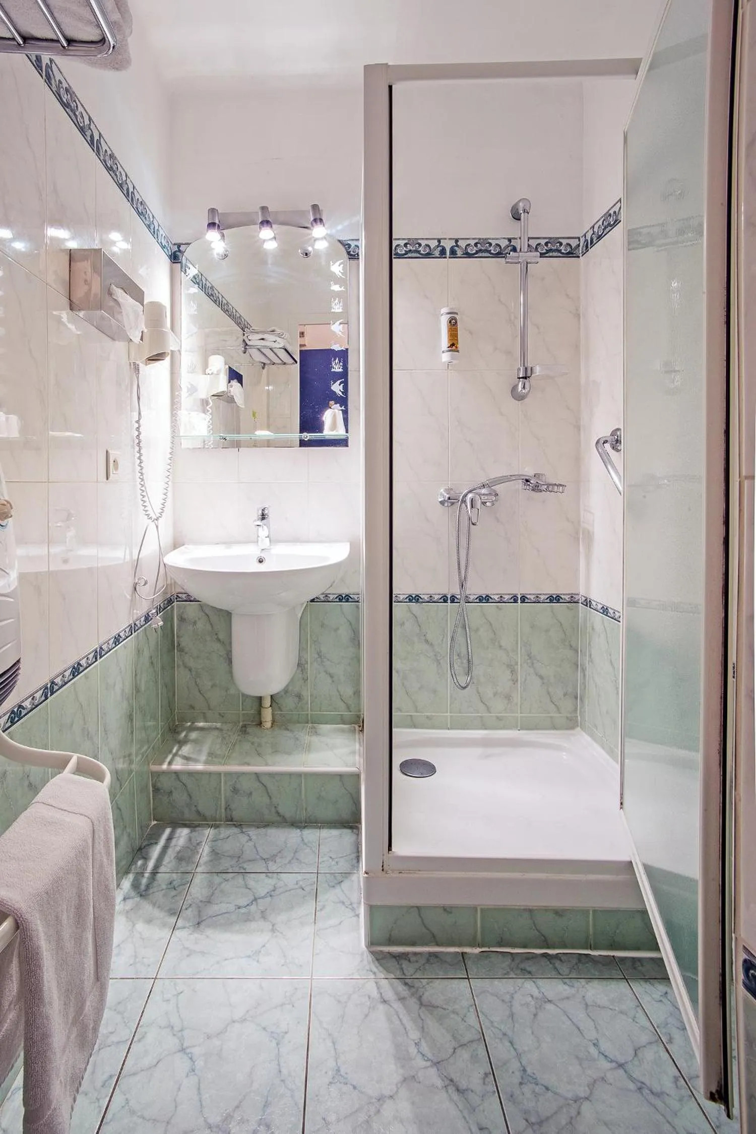 Shower in Azur Hôtel