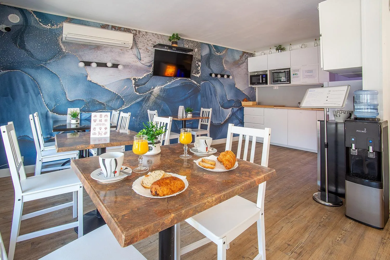 Coffee/tea facilities in Azur Hôtel