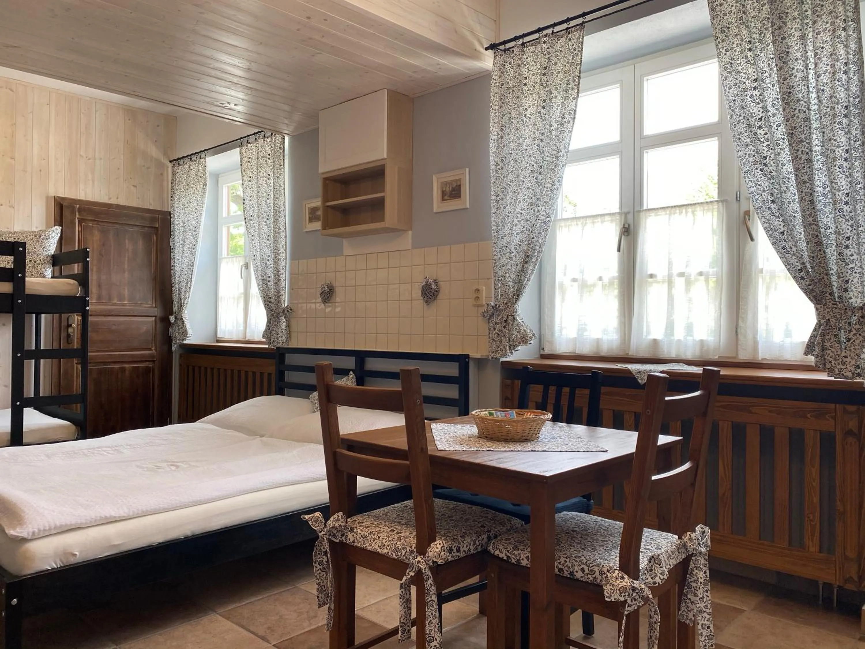 Living room, Bed in Pension Amadeus & Apartments