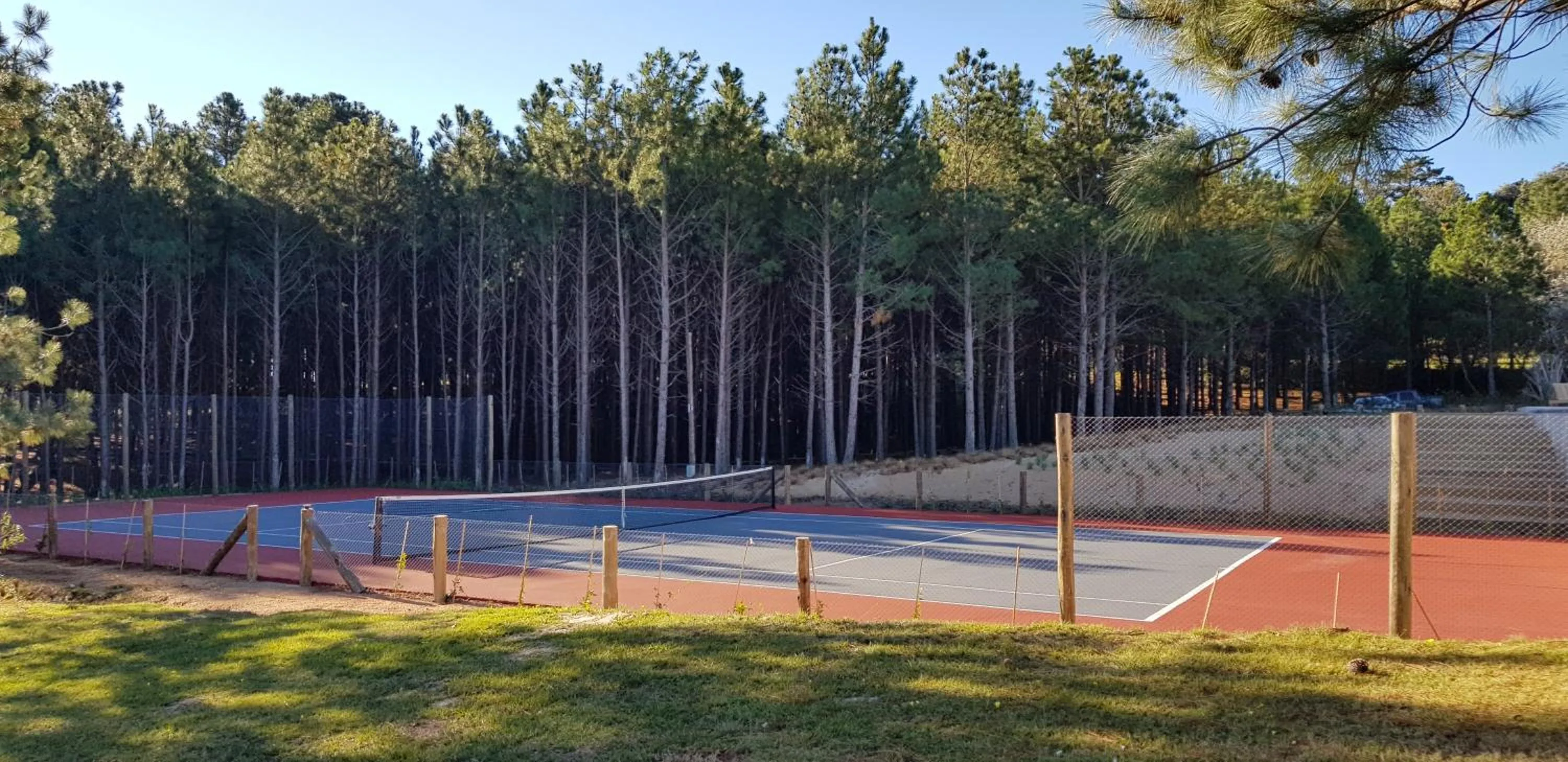 Tennis court in LUZ Culinary Wine Lodge