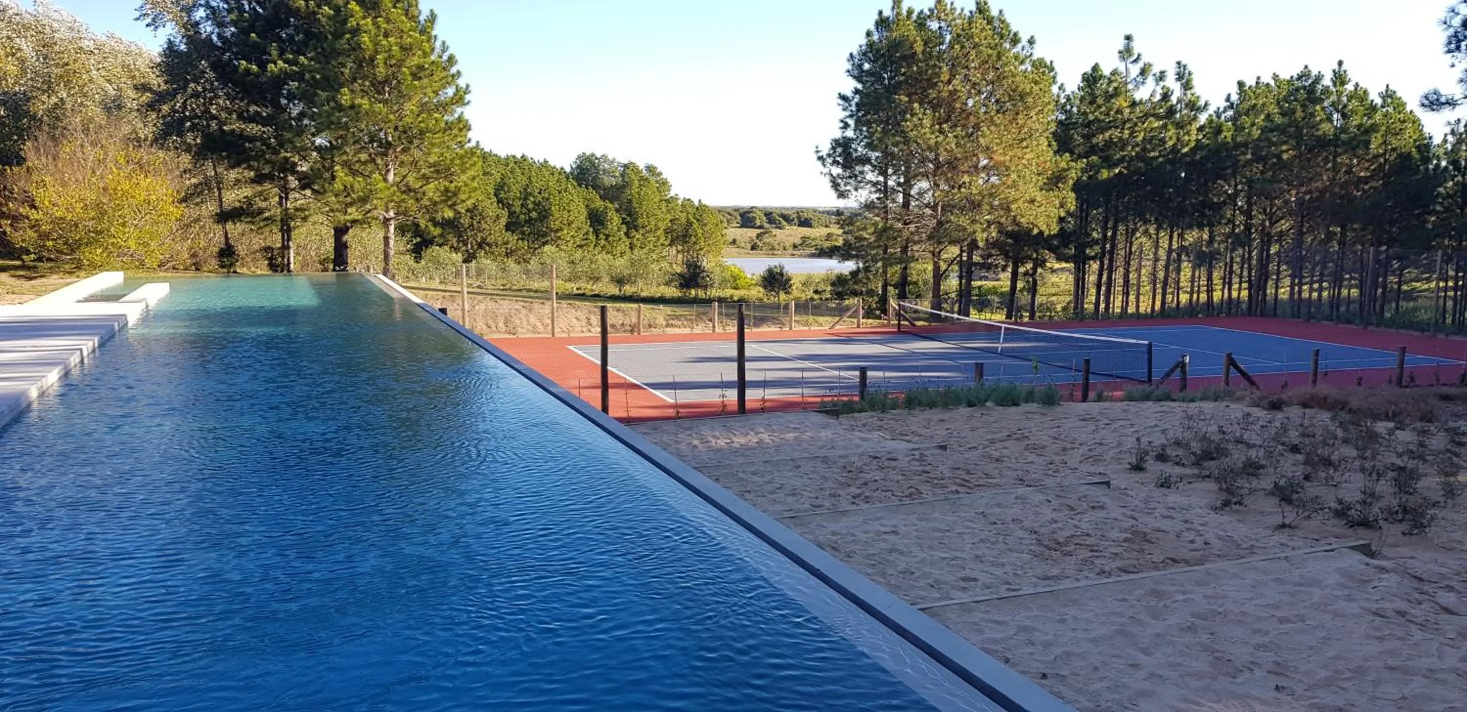Tennis court in LUZ Culinary Wine Lodge