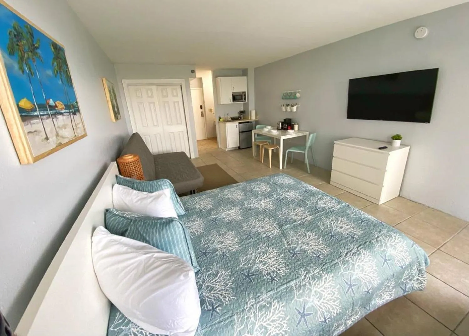 Bed in Castaways Resort Studios