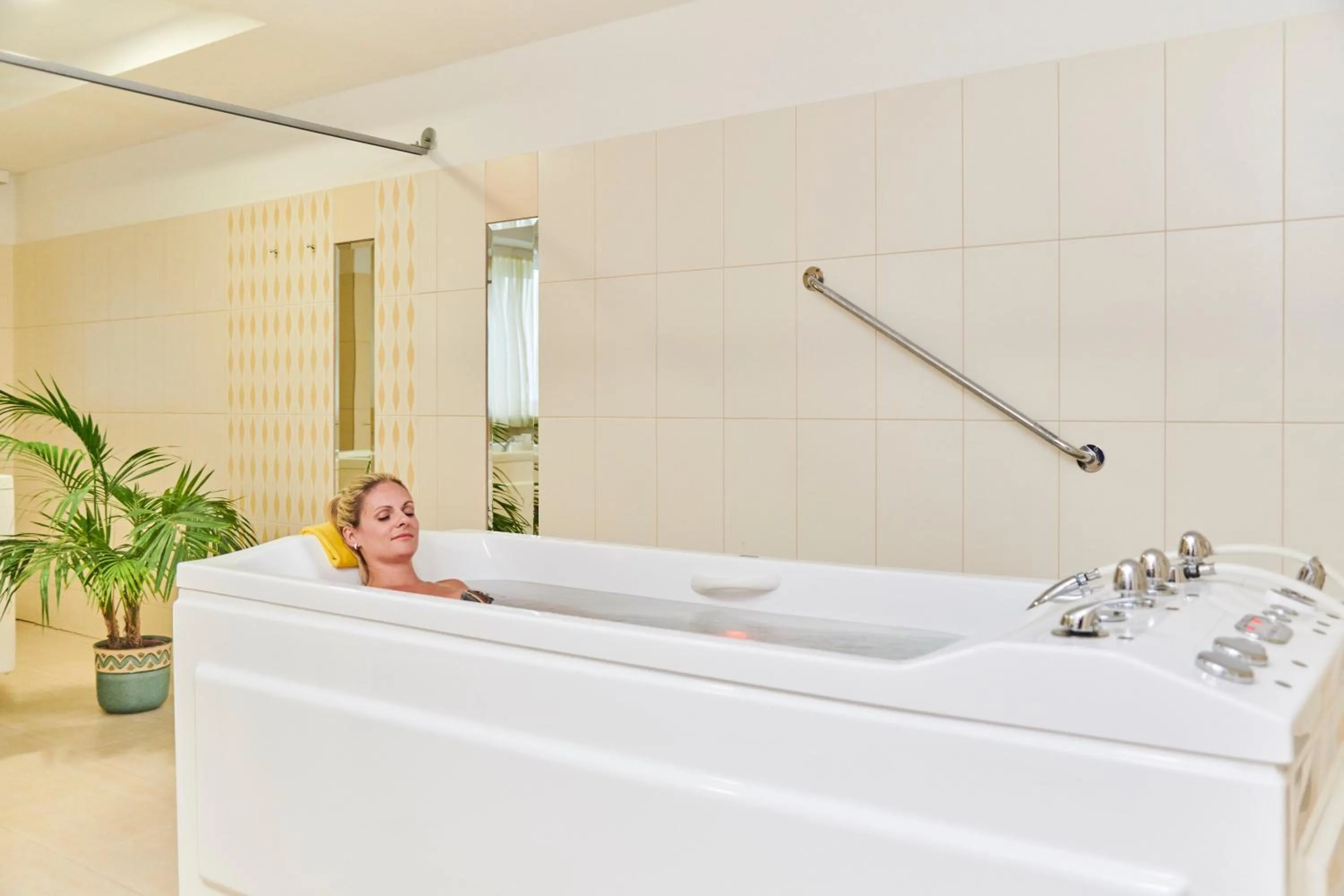 Hot Spring Bath in Komorni Hurka