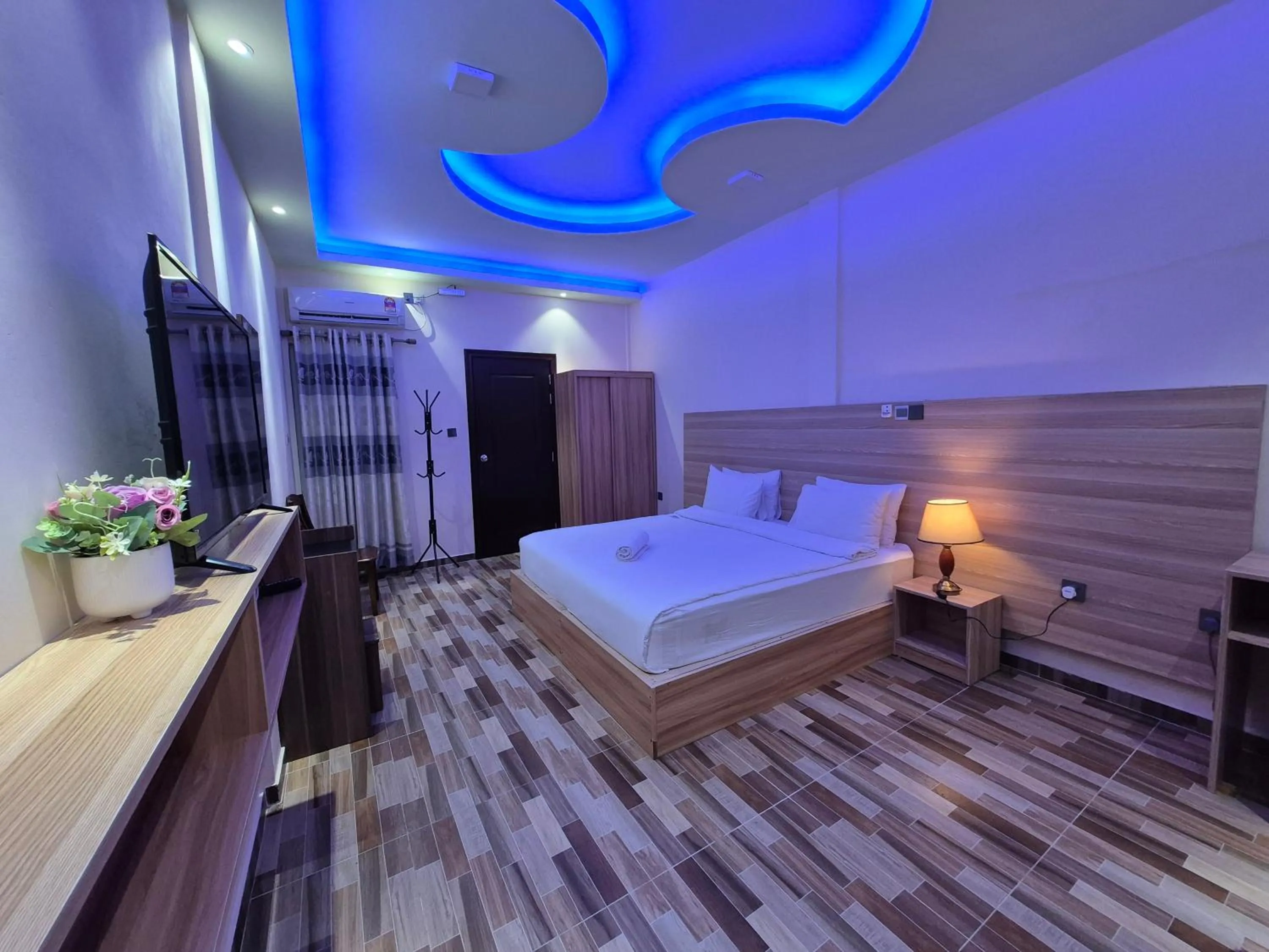 Property building, Bed in Aasna Inn