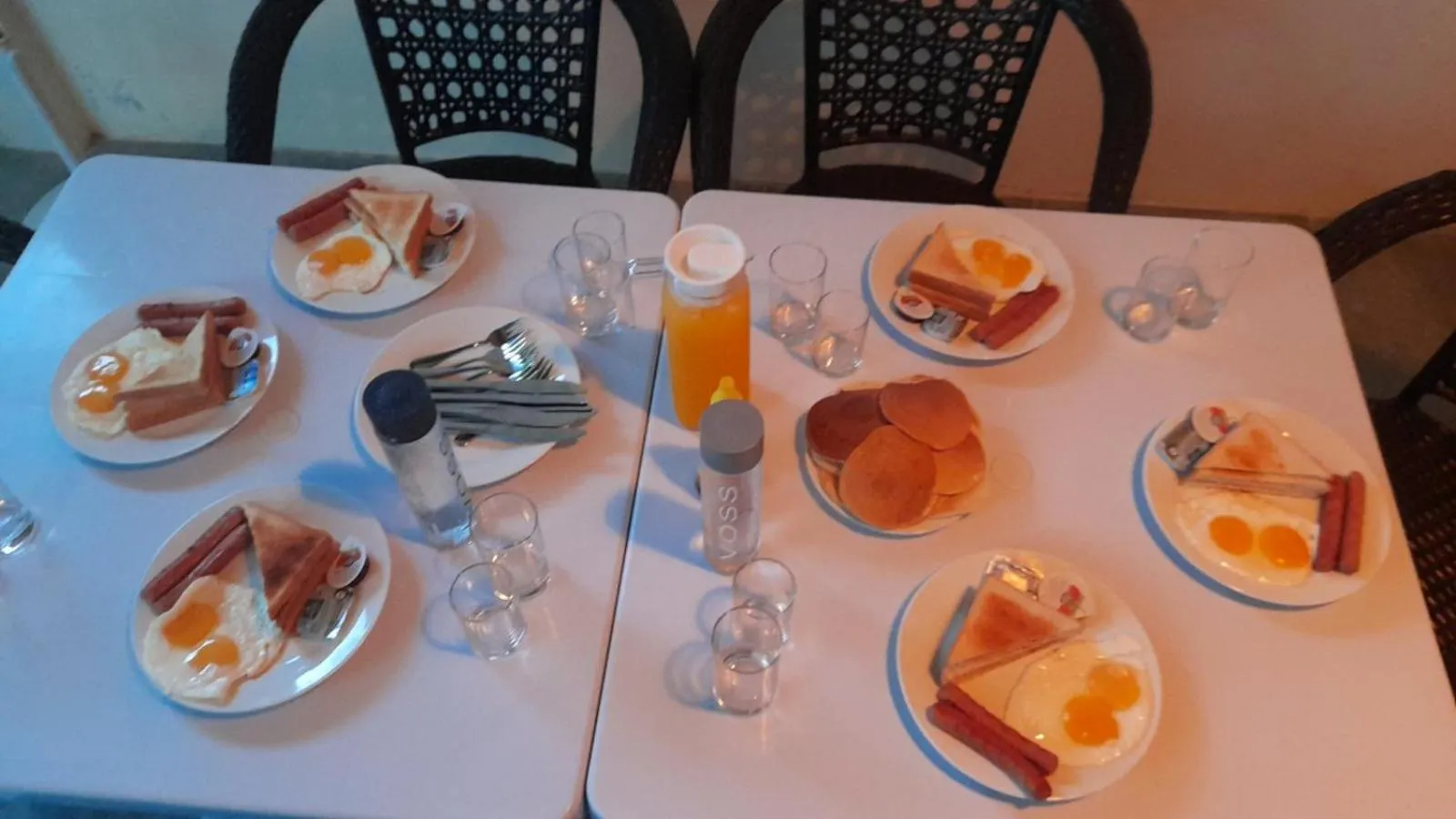 Restaurant/places to eat in Aasna Inn