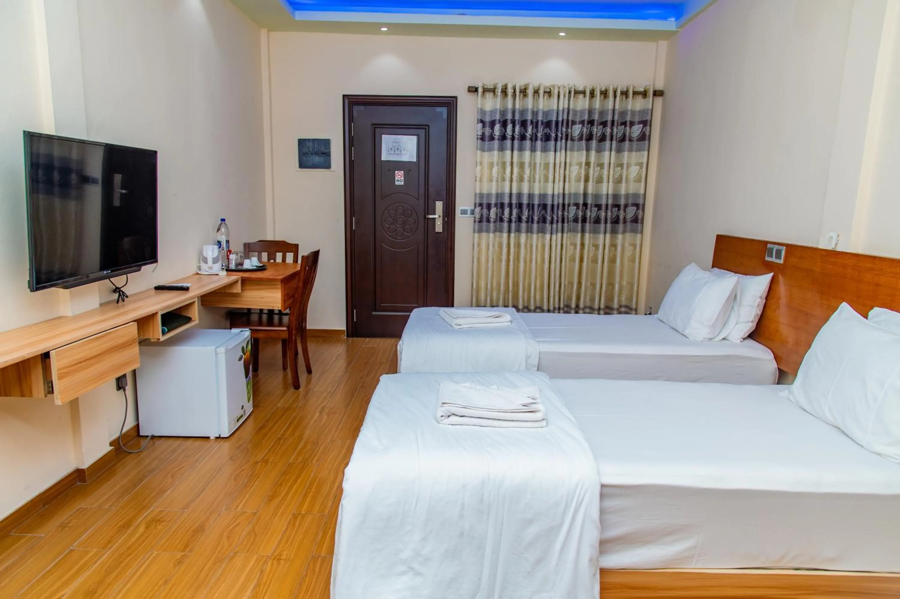 Property building, Bed in Aasna Inn