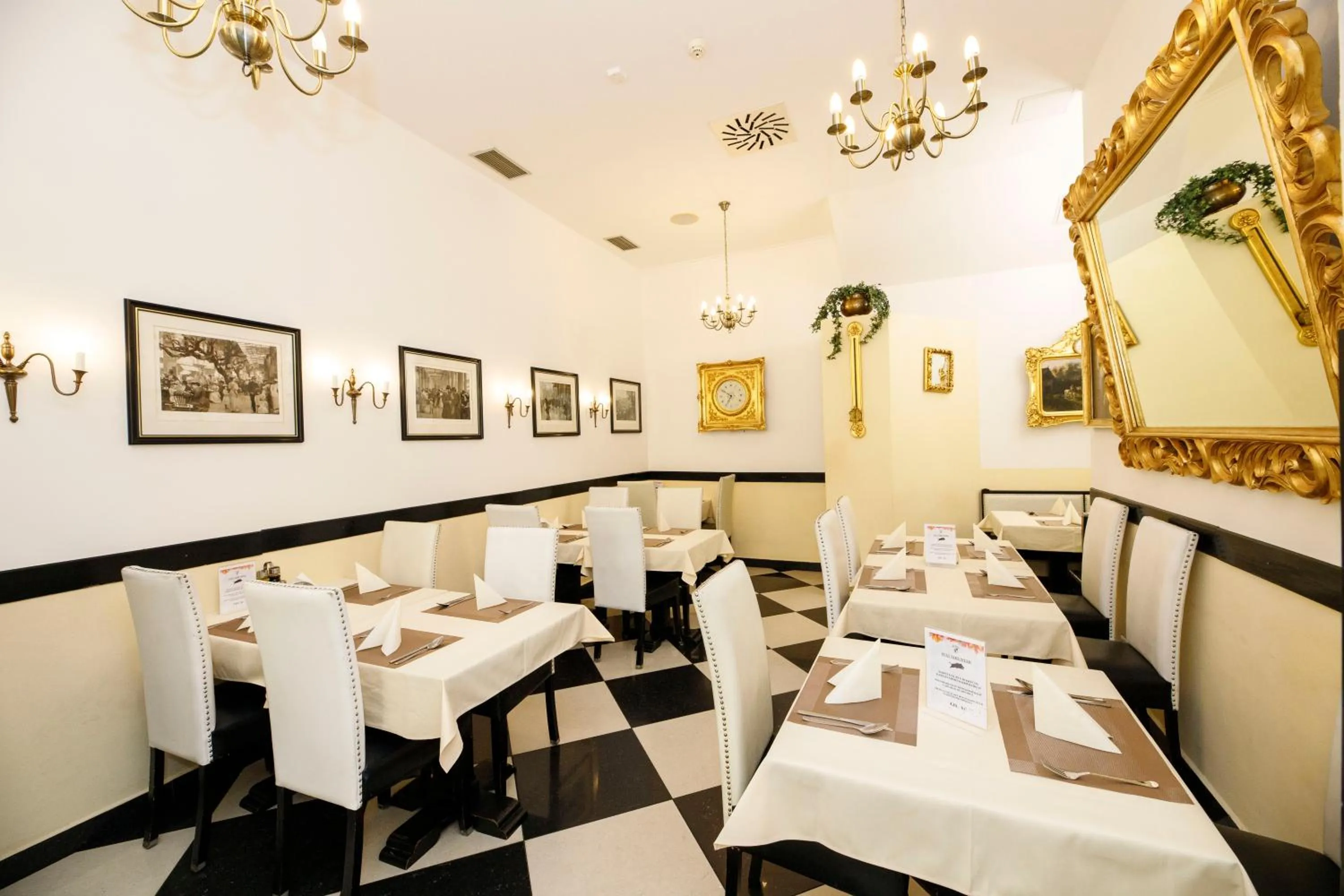 Restaurant/places to eat in Salvator Hotel