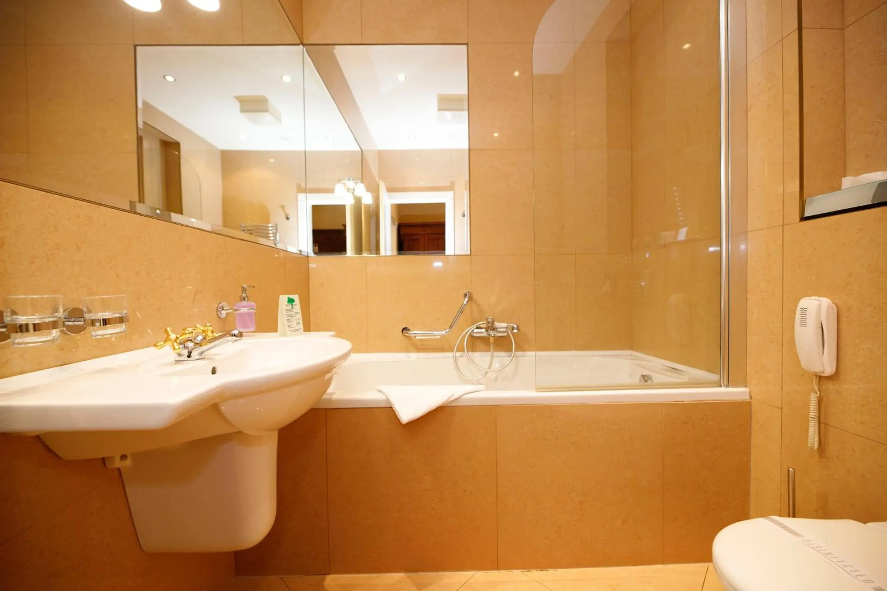 Standard Twin Room in Salvator Hotel Standard Twin Room in Salvator Hotel