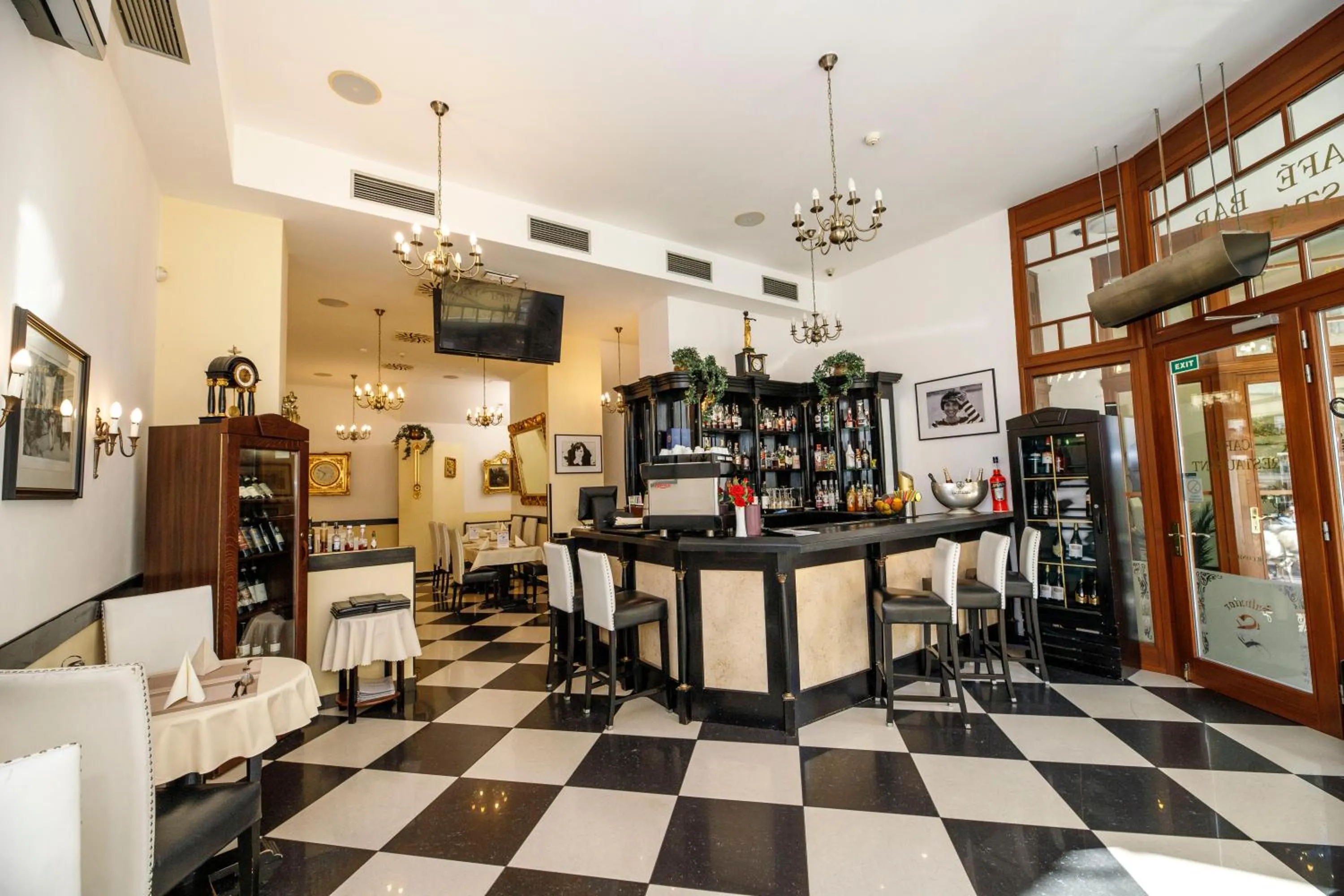 Restaurant/places to eat in Salvator Hotel