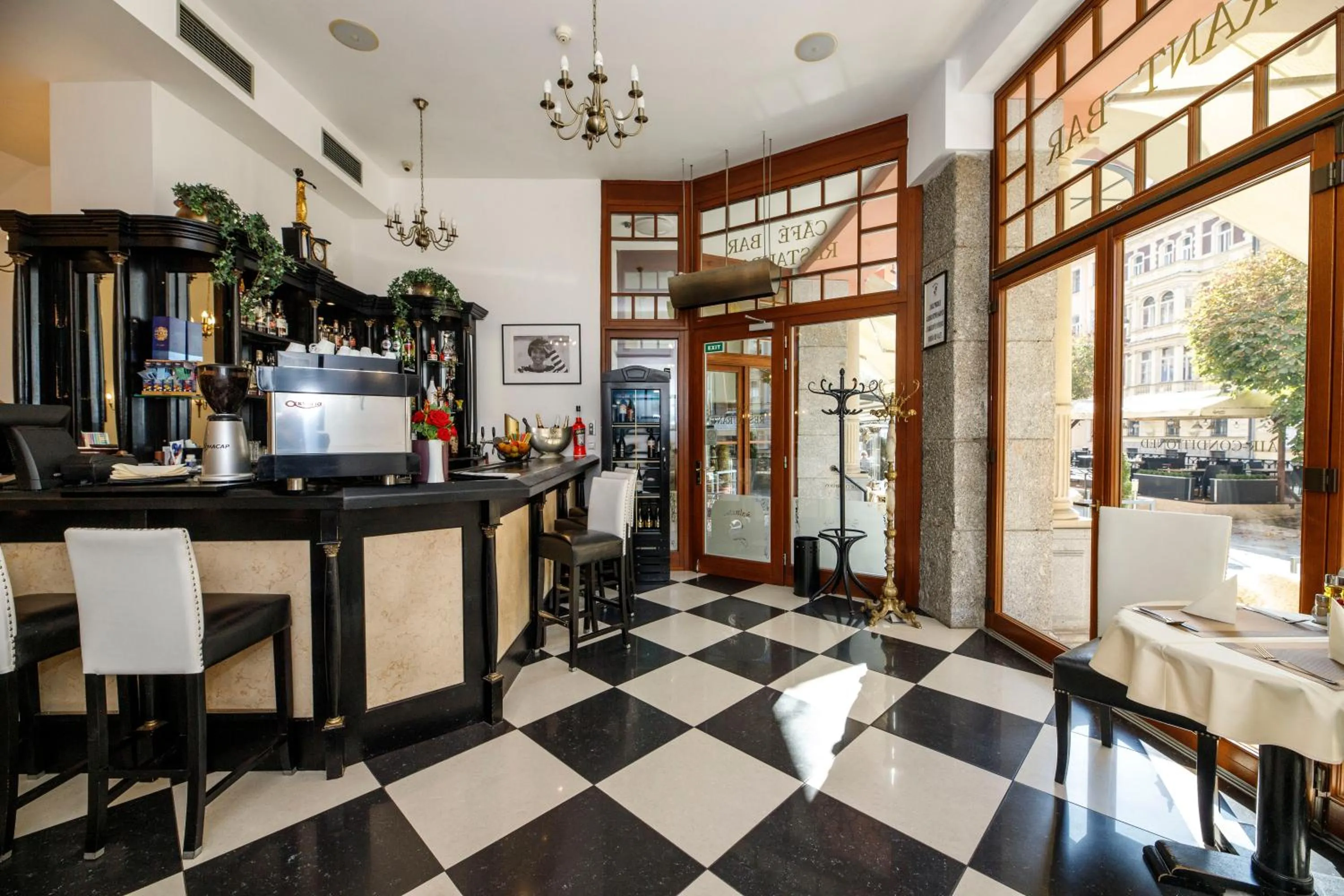 Restaurant/places to eat in Salvator Hotel