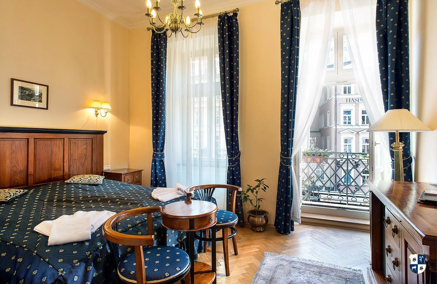 View (from property/room), Bed in Salvator Hotel