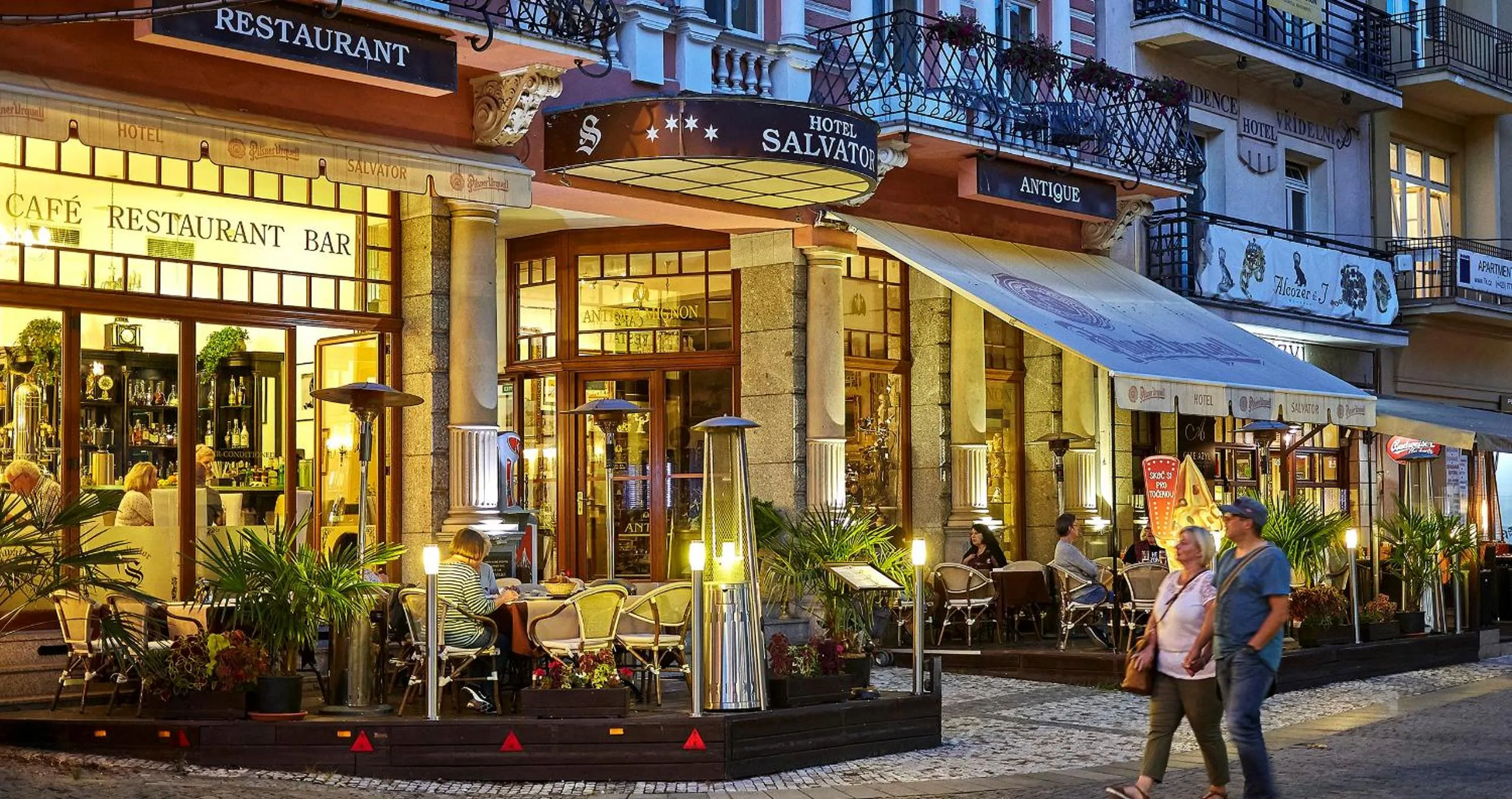 Restaurant/places to eat in Salvator Hotel