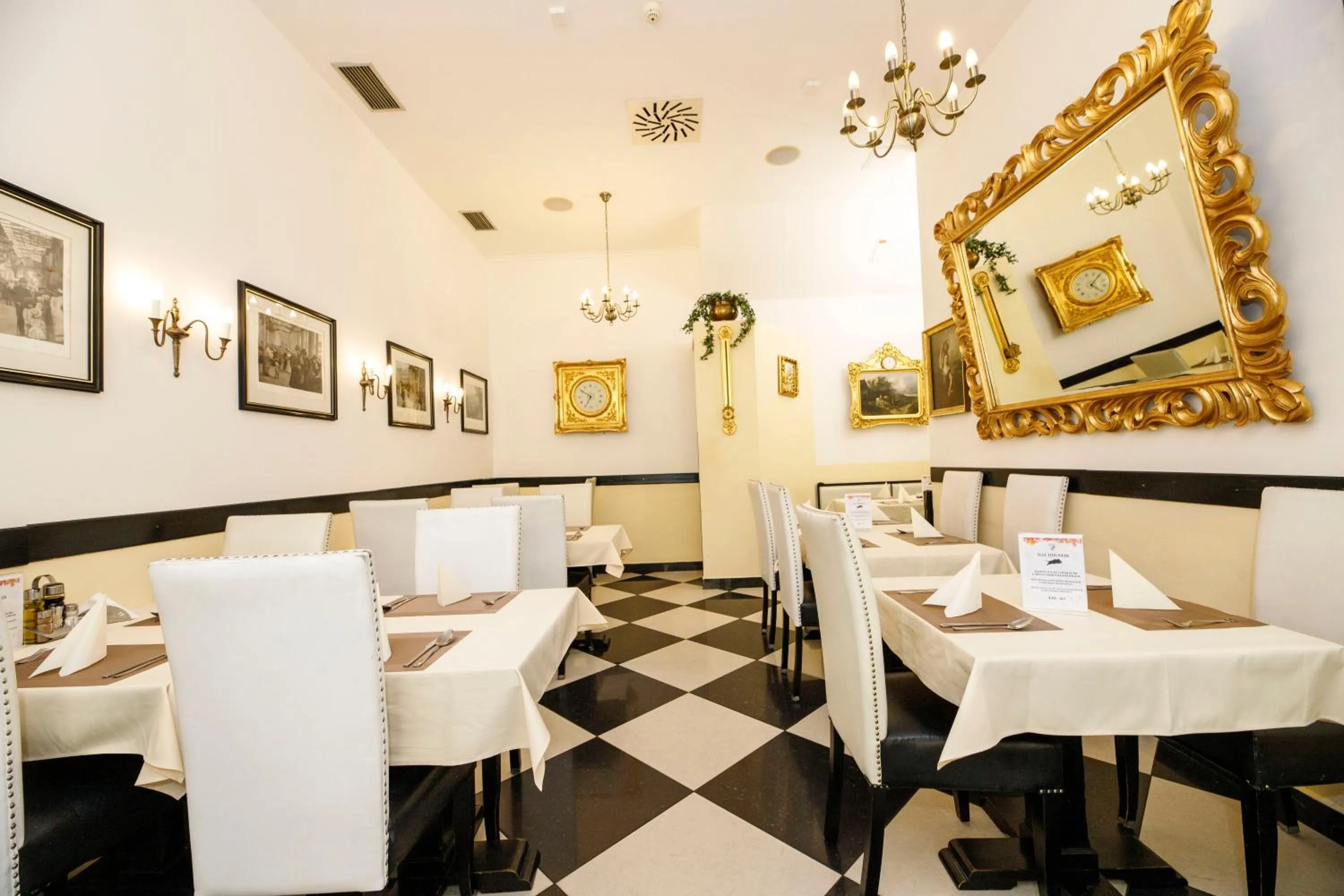 Restaurant/places to eat in Salvator Hotel