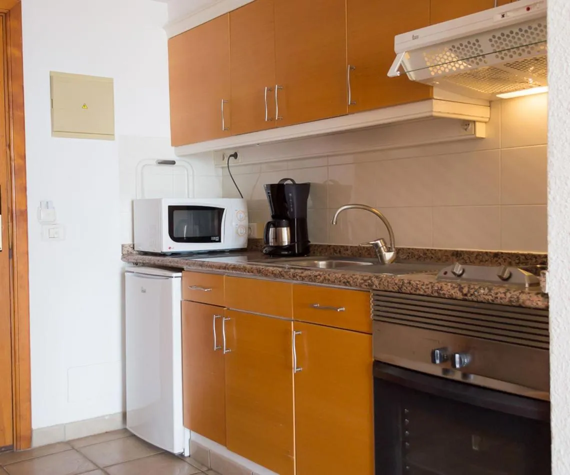 Coffee/tea facilities in Ona Beverly Hills Suites