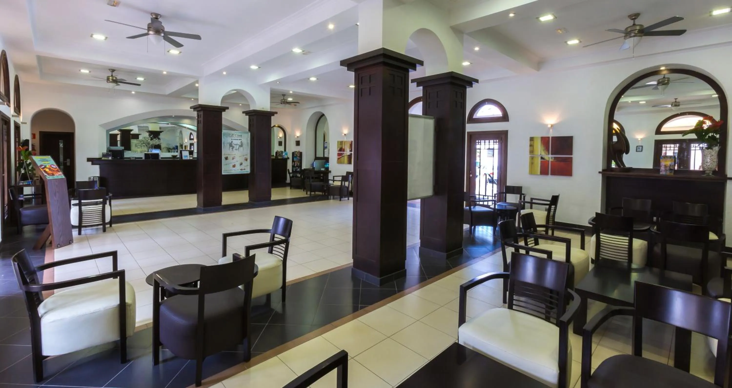 Lounge or bar in Ona Beverly Hills Suites