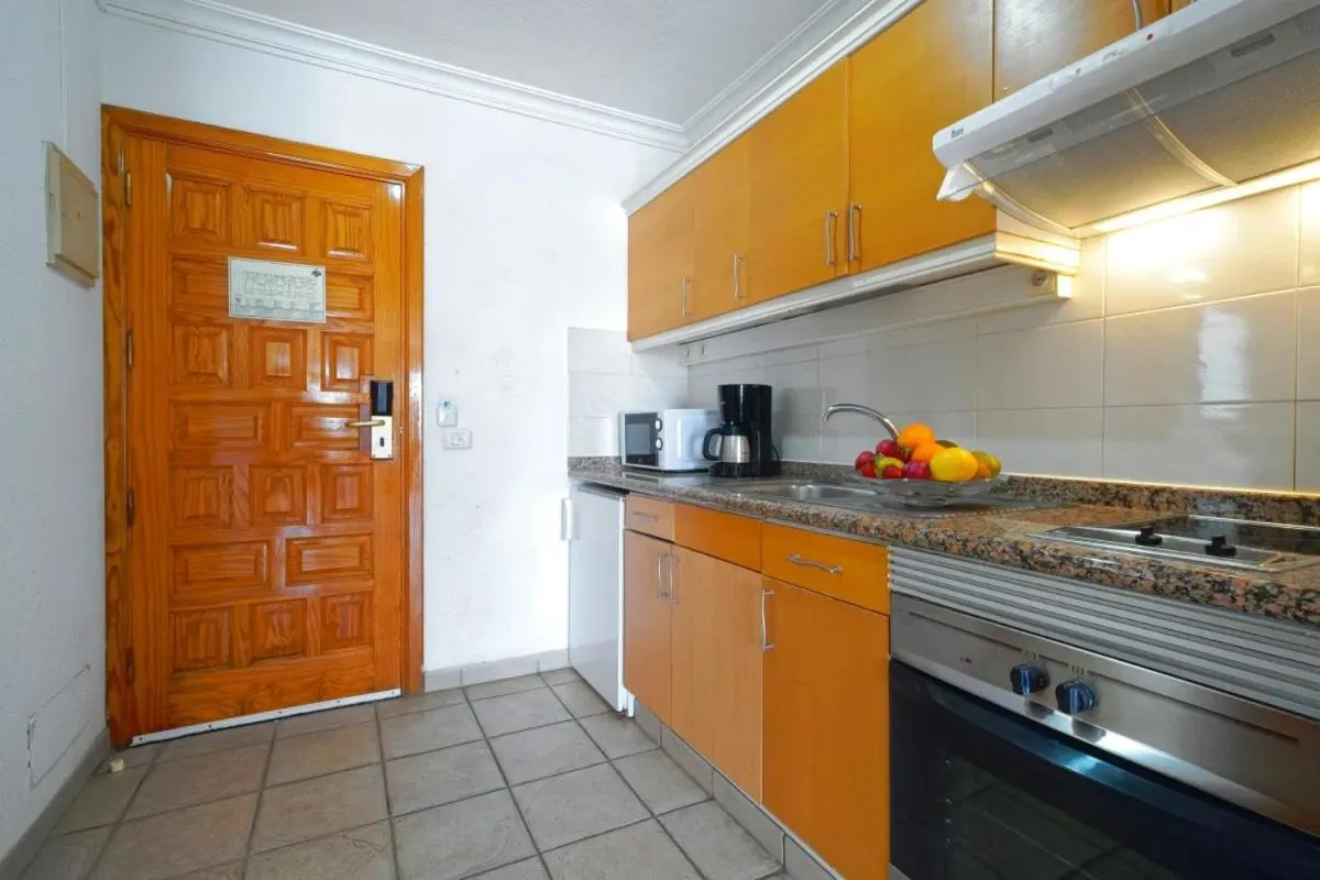 Coffee/tea facilities in Ona Beverly Hills Suites