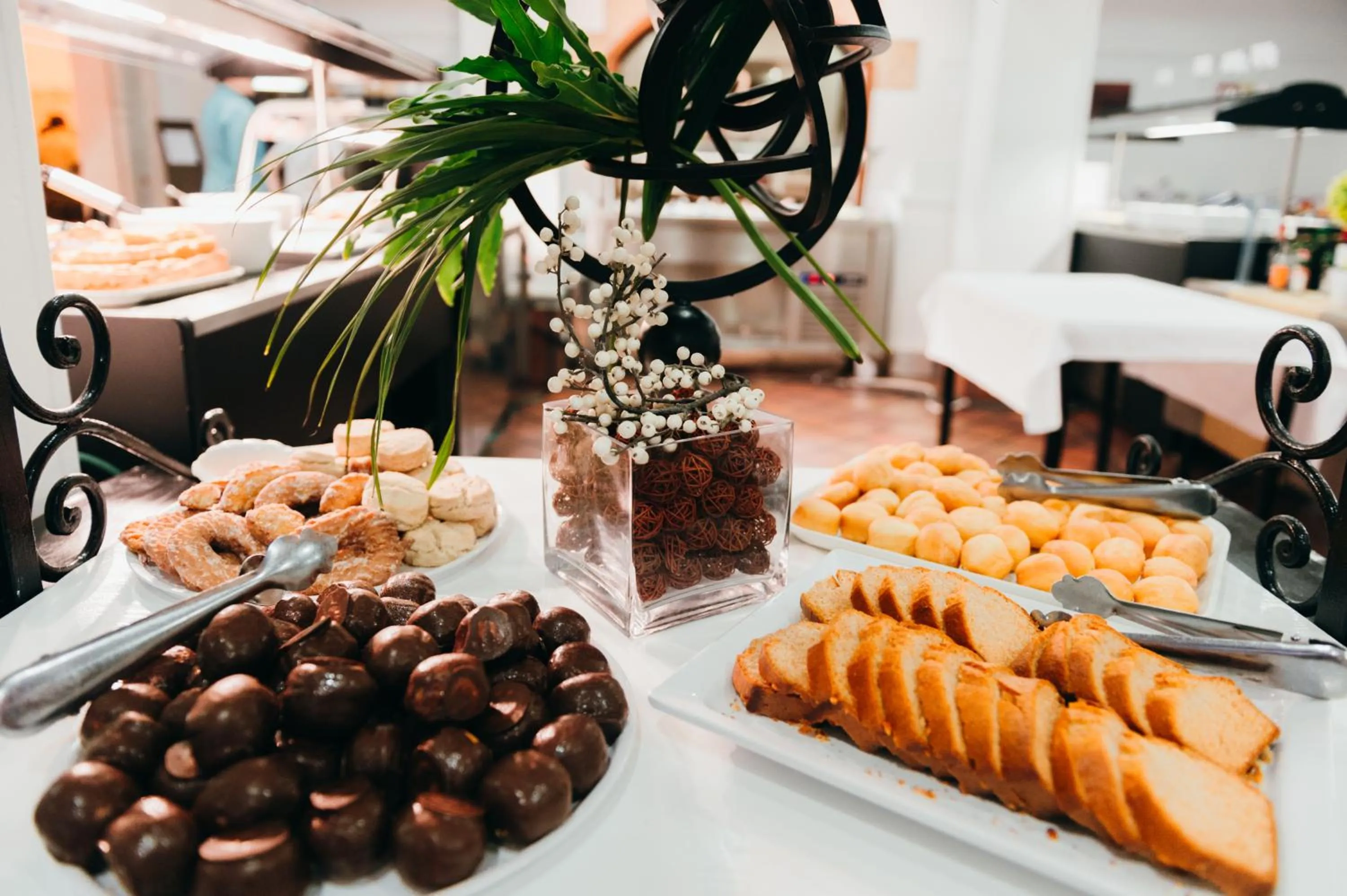 Restaurant/places to eat in Ona Beverly Hills Suites