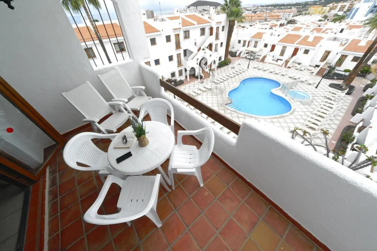 Pool view in Ona Beverly Hills Suites