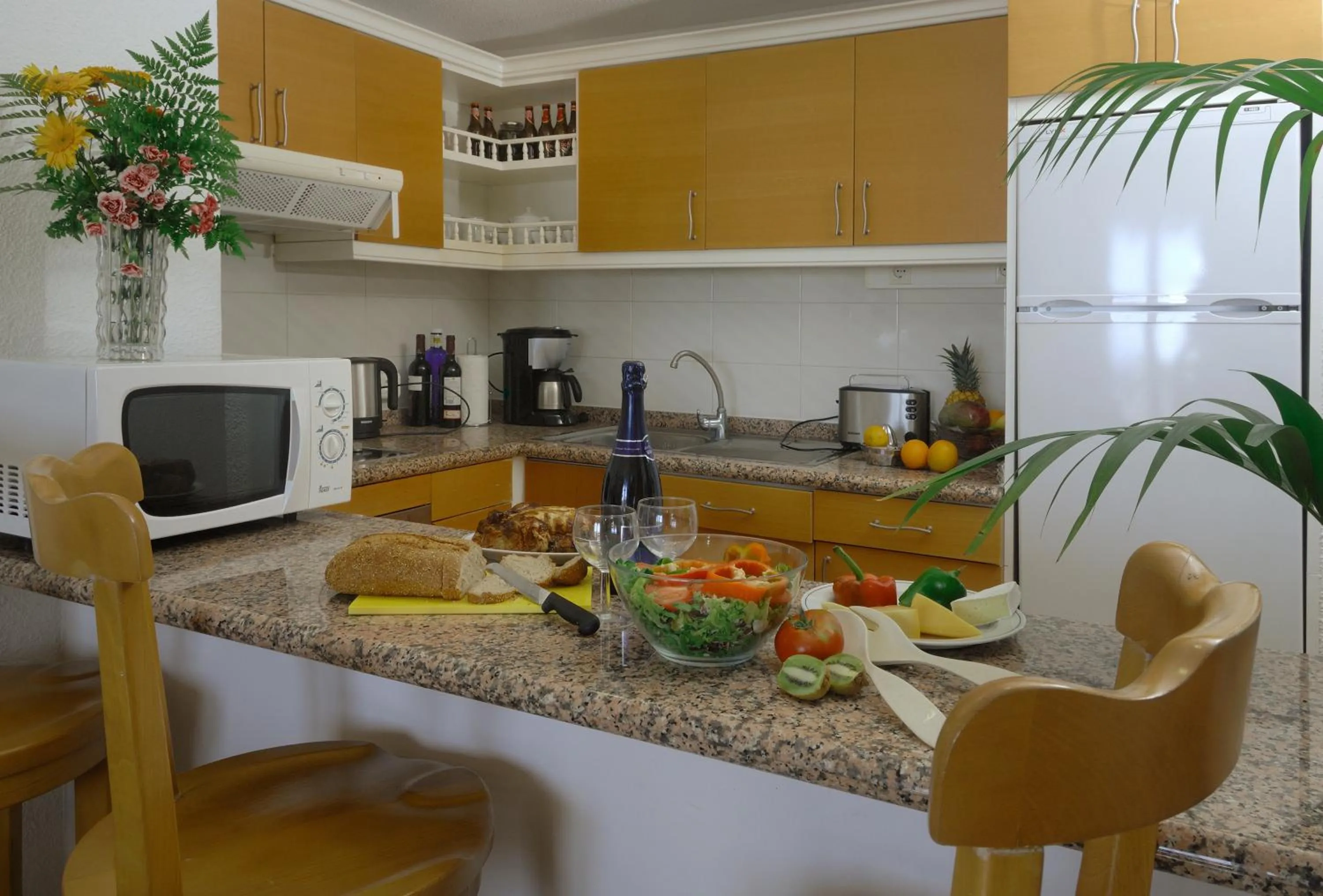 Kitchen or kitchenette in Ona Beverly Hills Suites