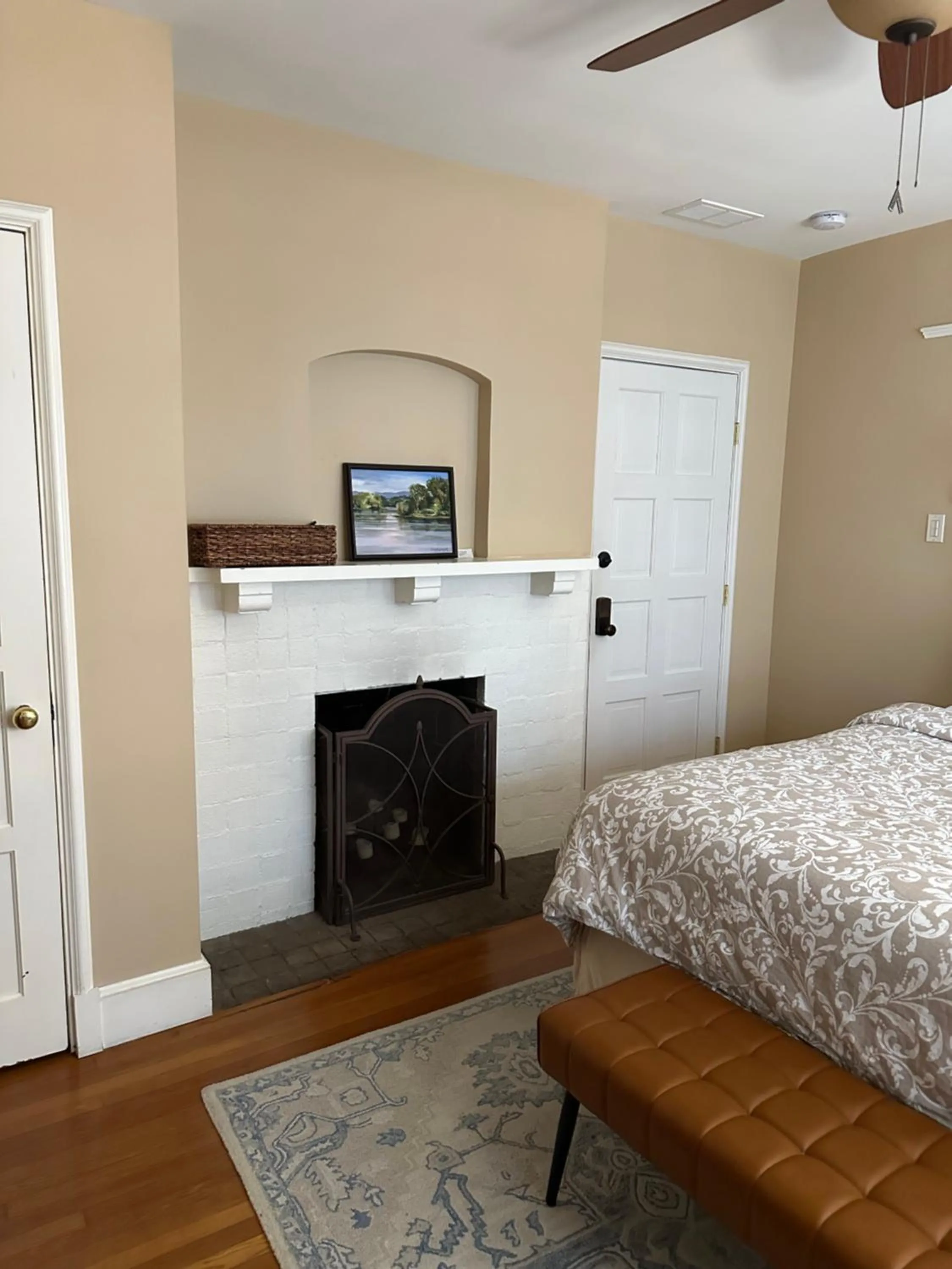 fireplace, Bed in City House Bed and Breakfast