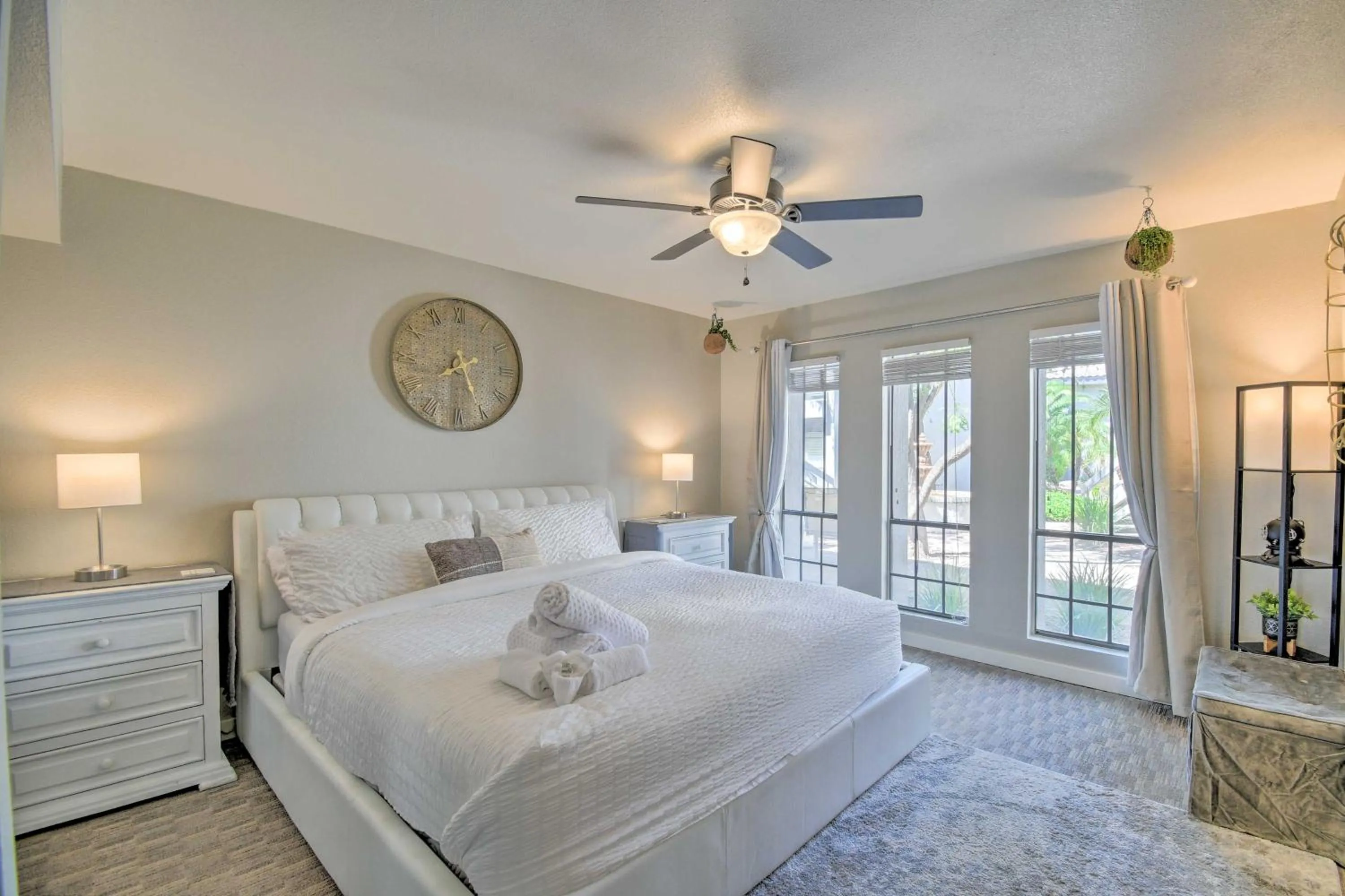 Bed in Sleek Phoenix Condo Walk to Biltmore Fashion Park