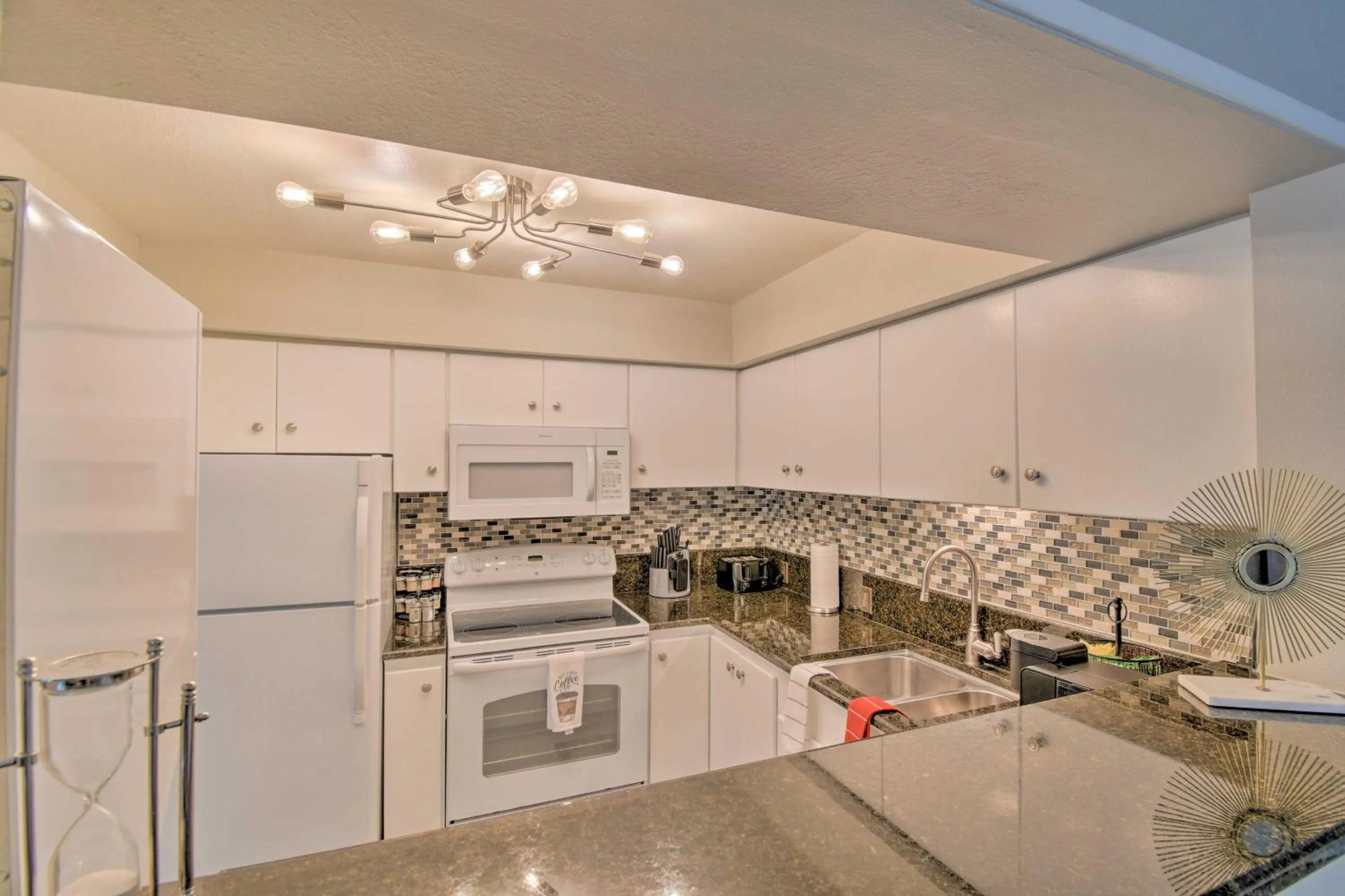 Sleek Phoenix Condo Walk to Biltmore Fashion Park