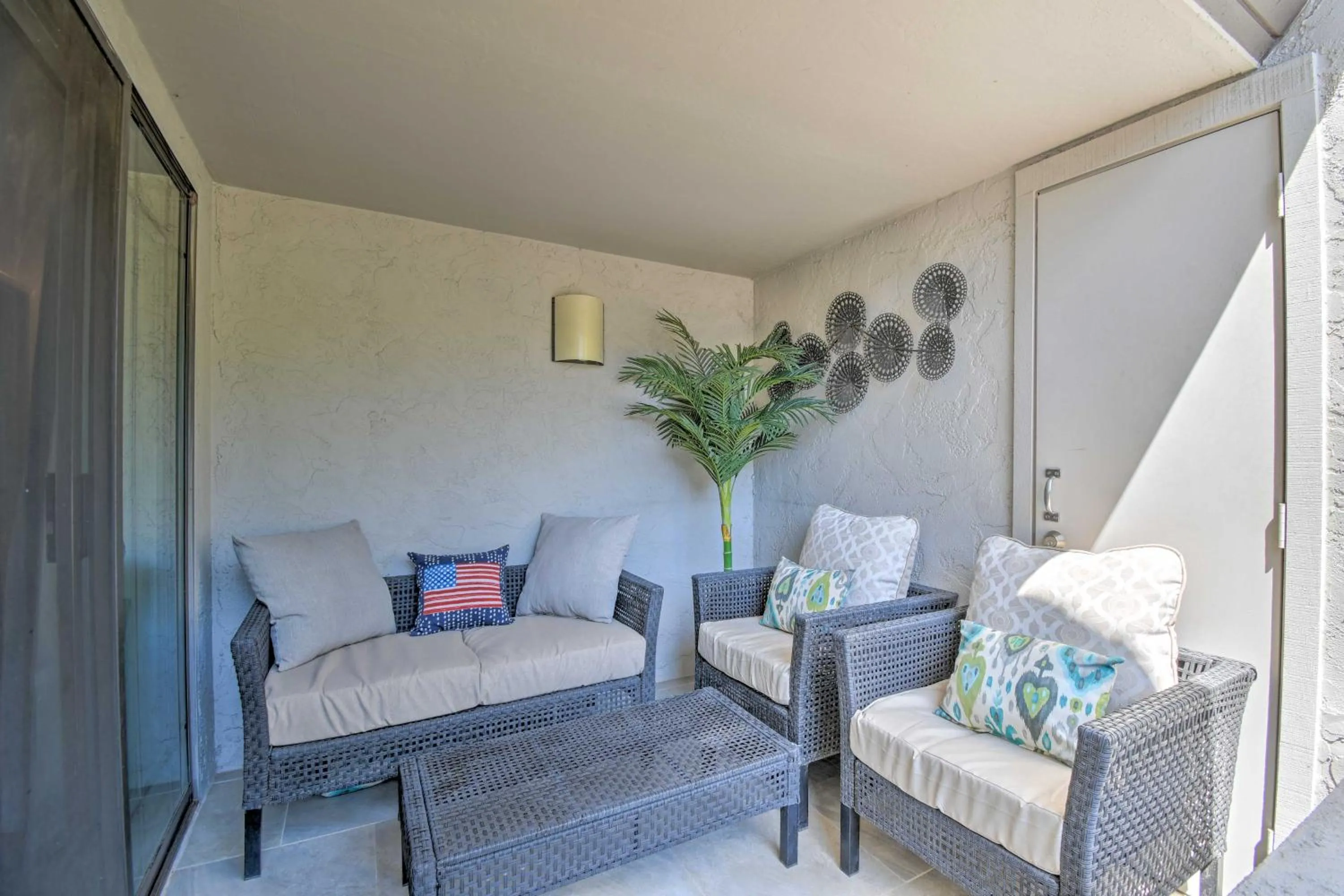 Sleek Phoenix Condo Walk to Biltmore Fashion Park