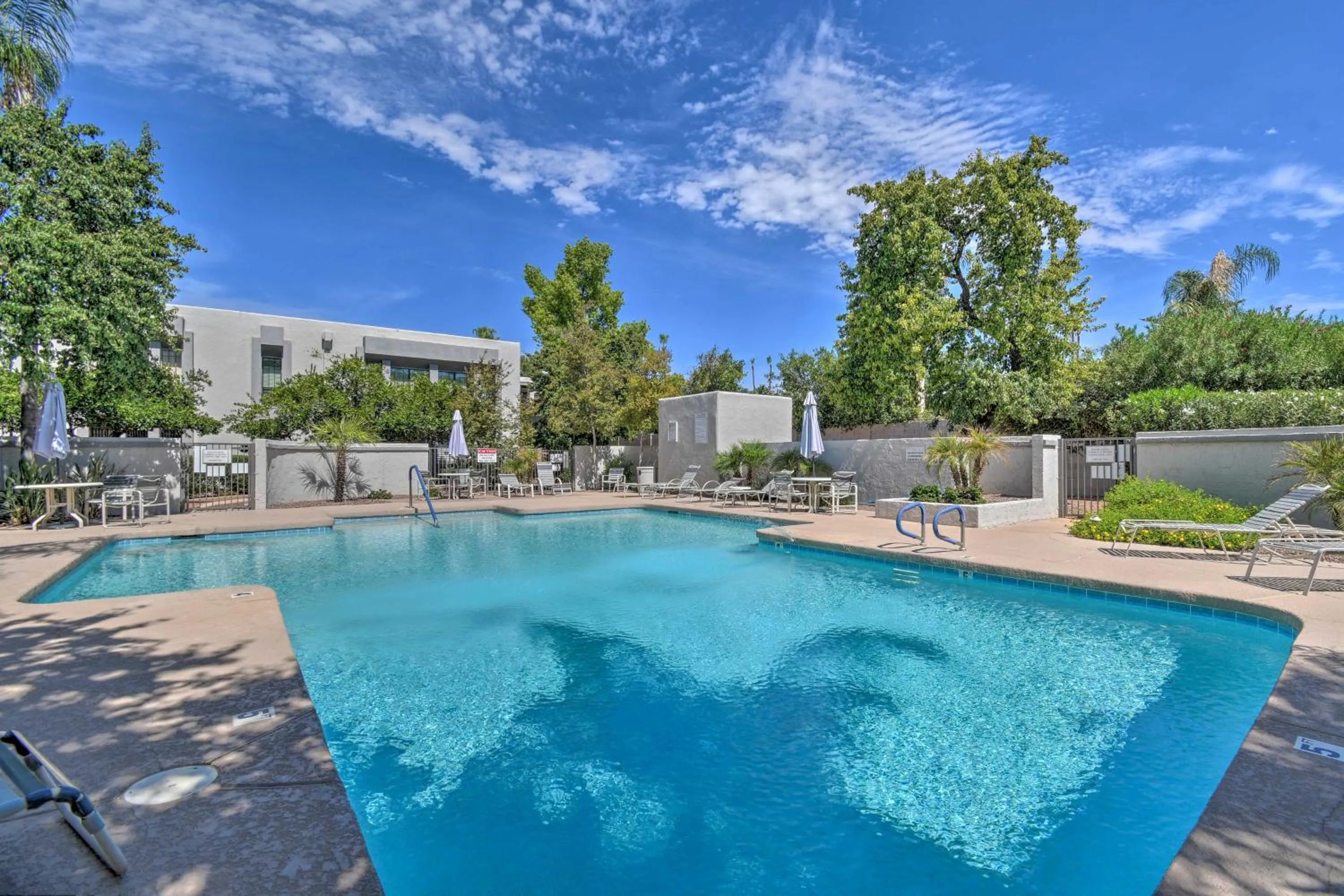 Sleek Phoenix Condo Walk to Biltmore Fashion Park