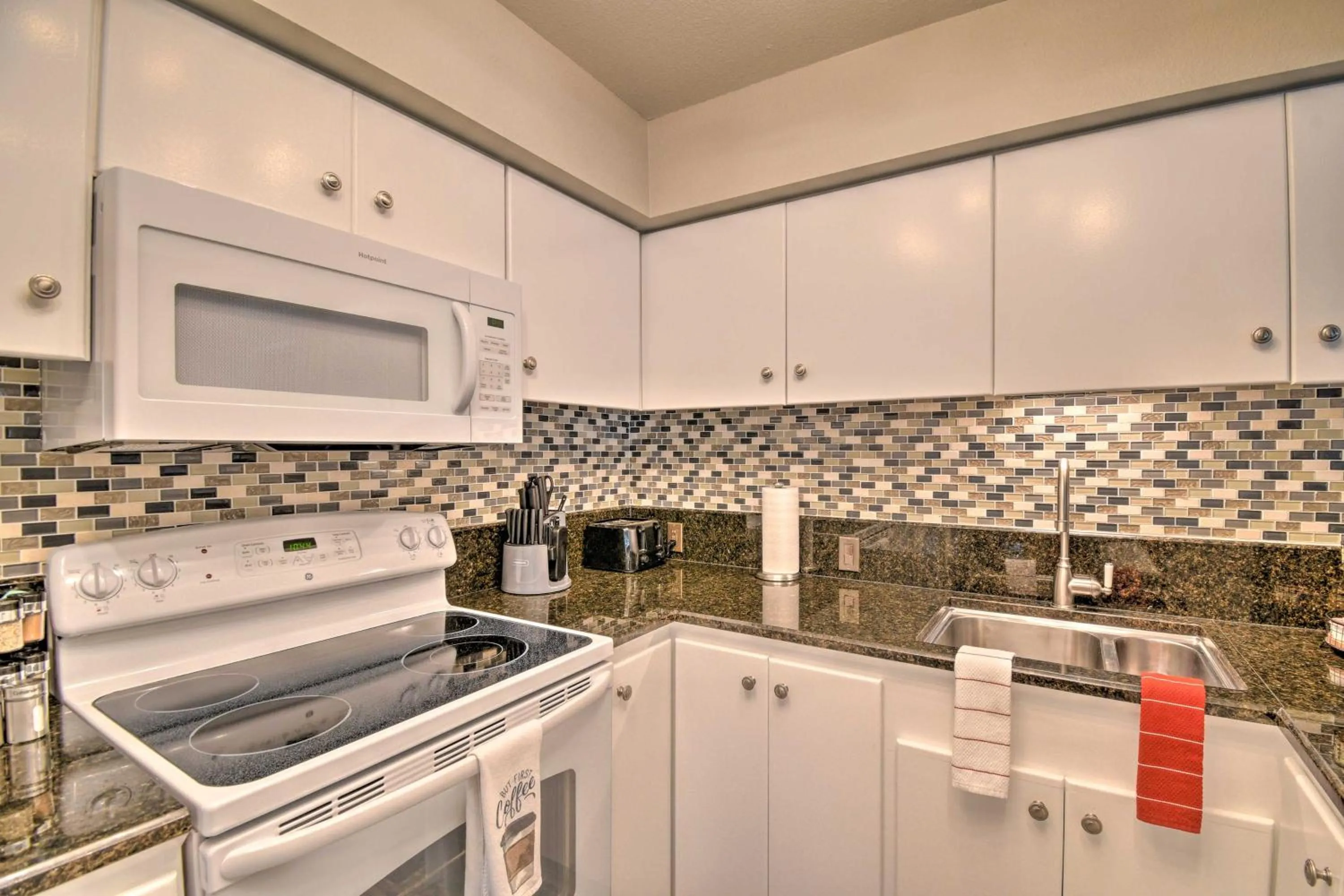 Sleek Phoenix Condo Walk to Biltmore Fashion Park