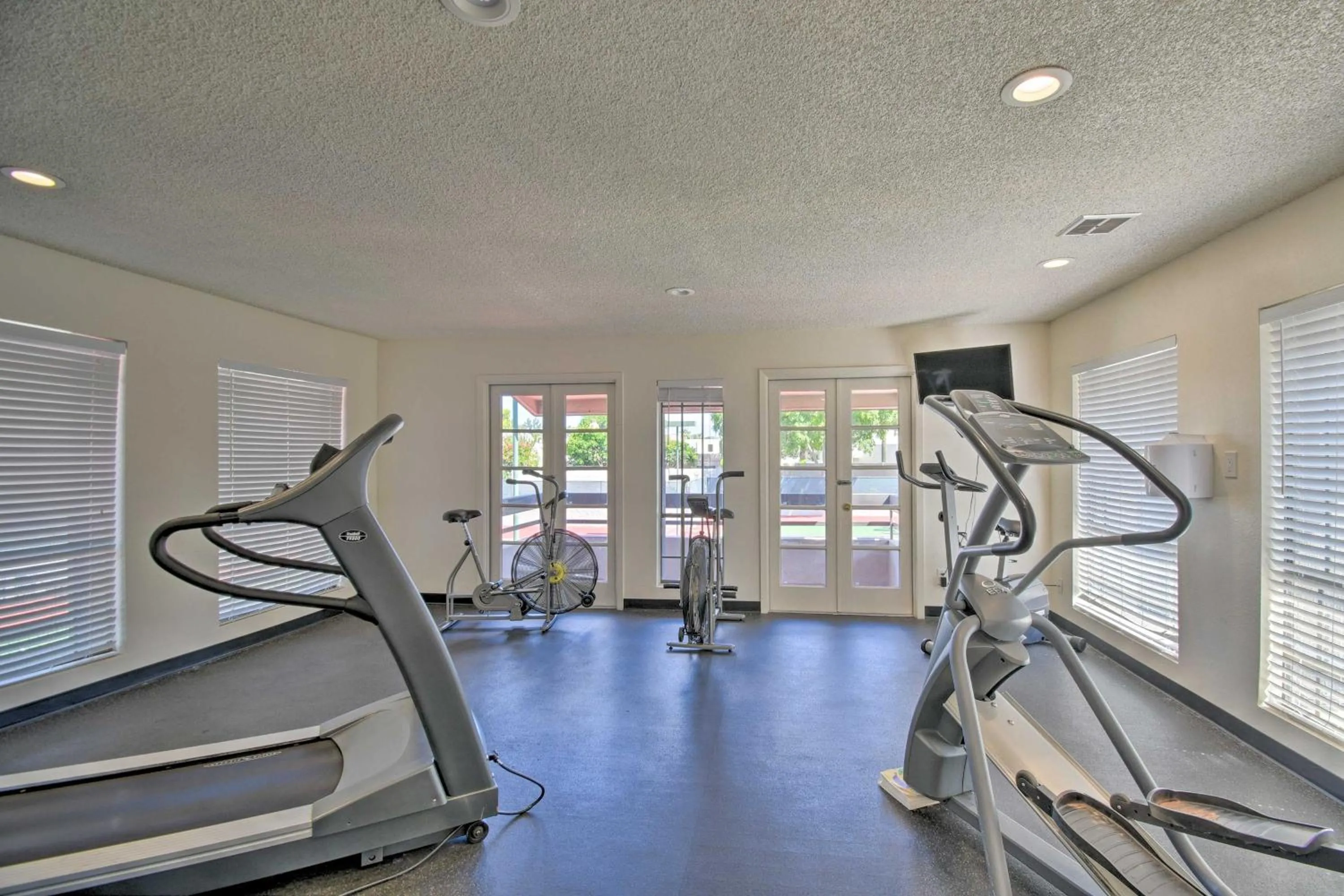 Sleek Phoenix Condo Walk to Biltmore Fashion Park