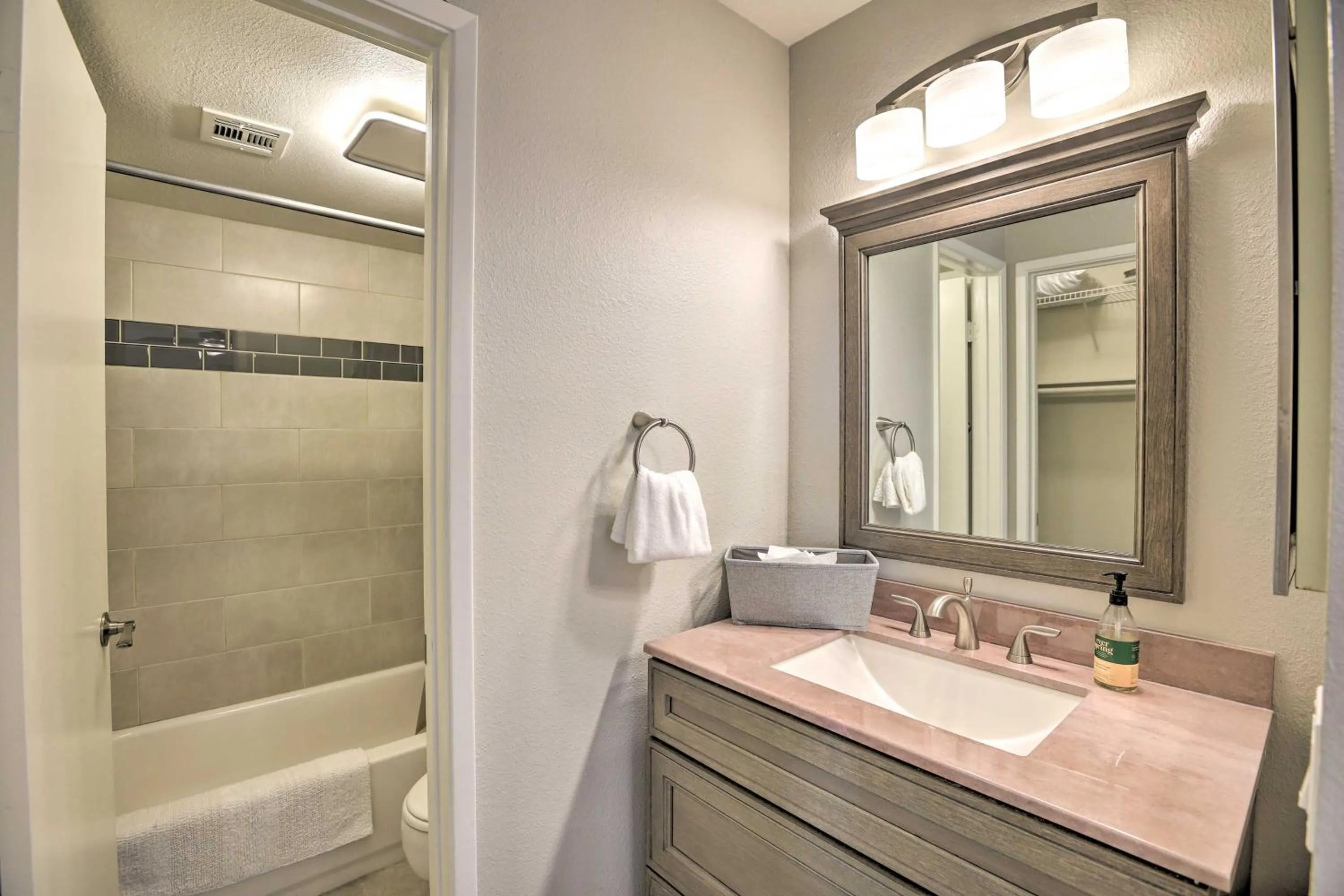 Sleek Phoenix Condo Walk to Biltmore Fashion Park