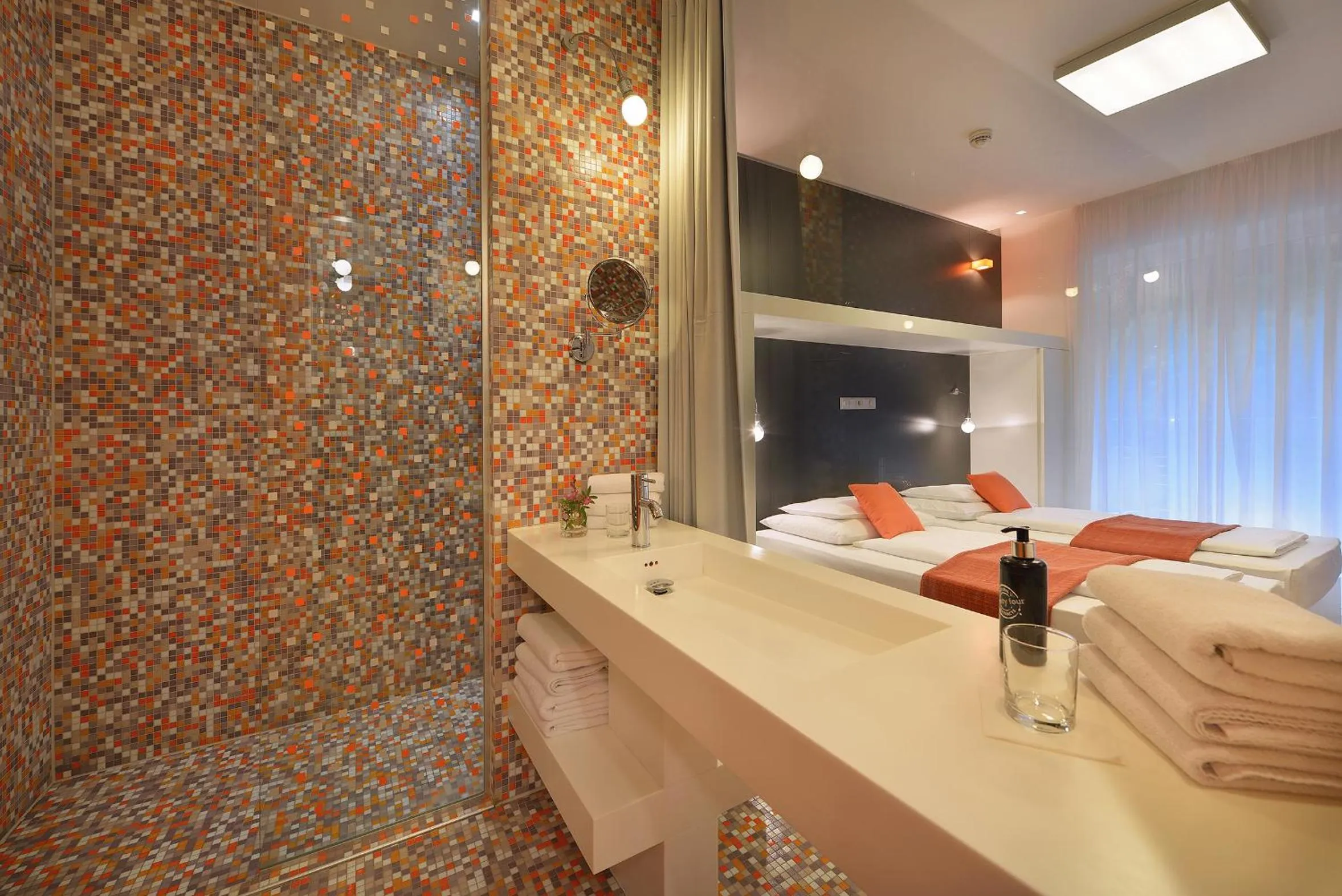 Shower, Bed in Omnia Hotel Relax & Wellness