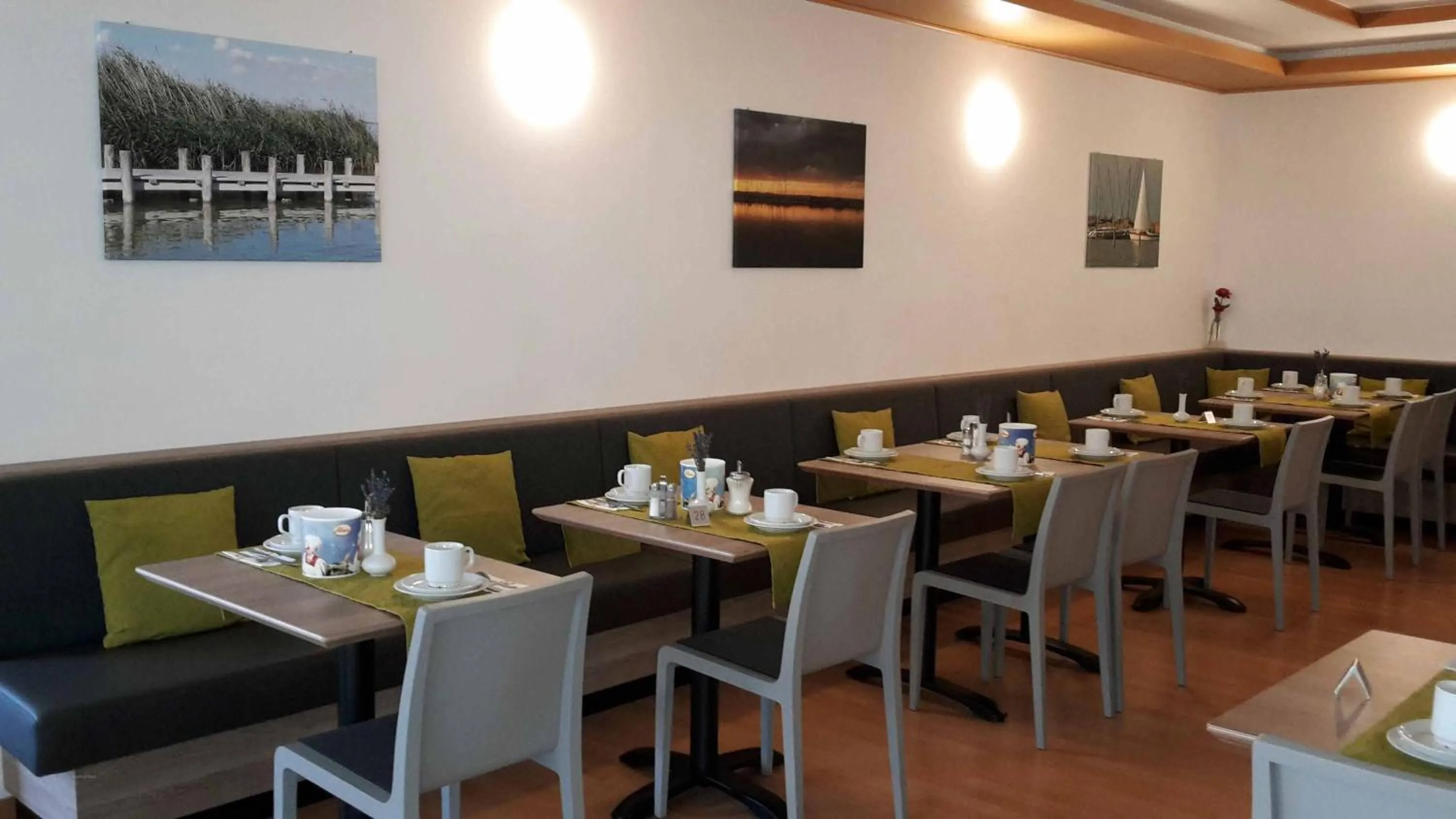 Restaurant/places to eat in Hotel am See Rust