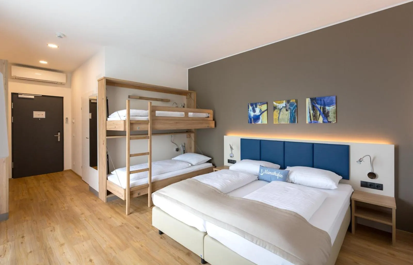 Photo of the whole room, Bed in Hotel am See Rust