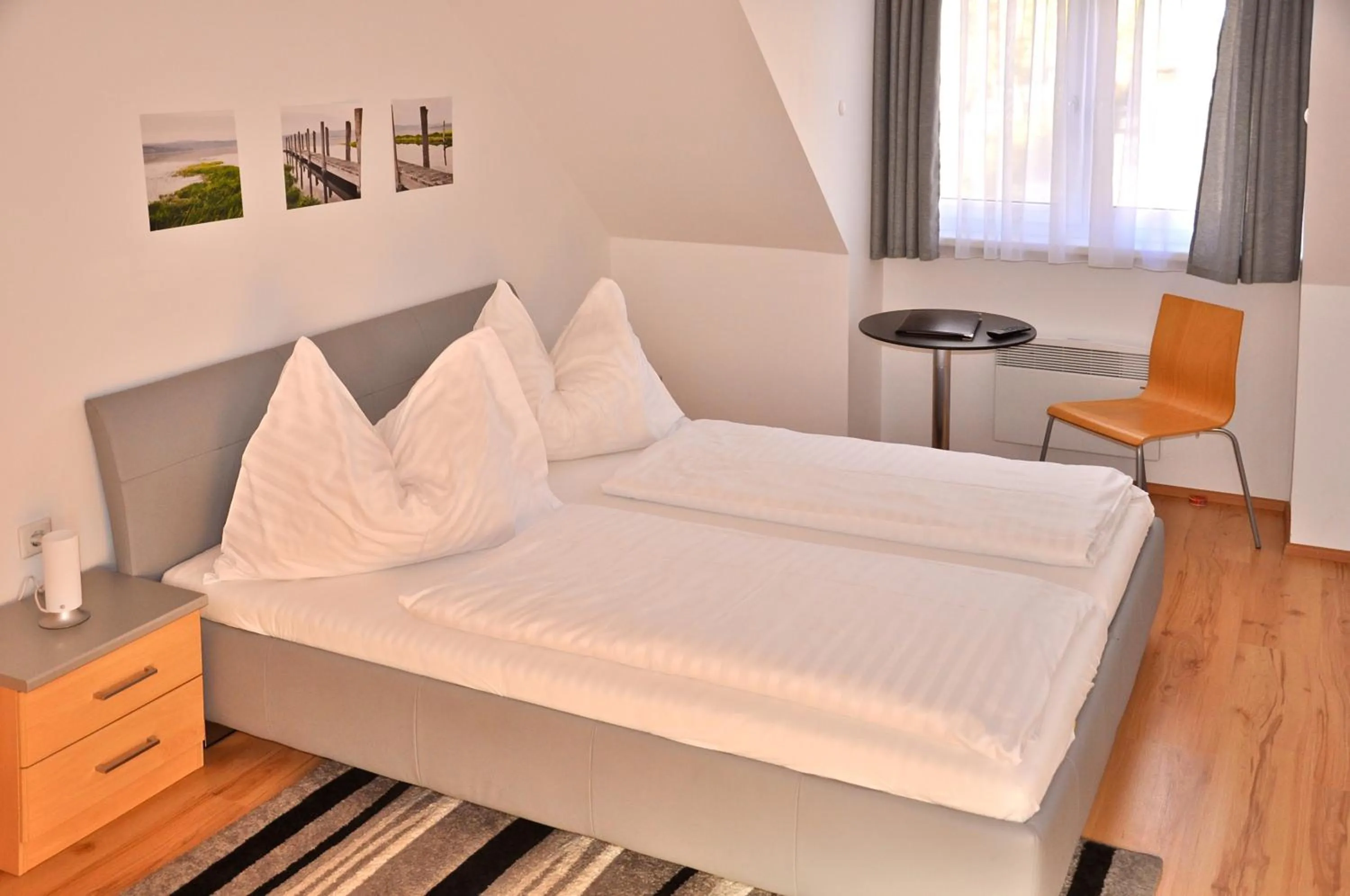 Photo of the whole room, Bed in Hotel am See Rust