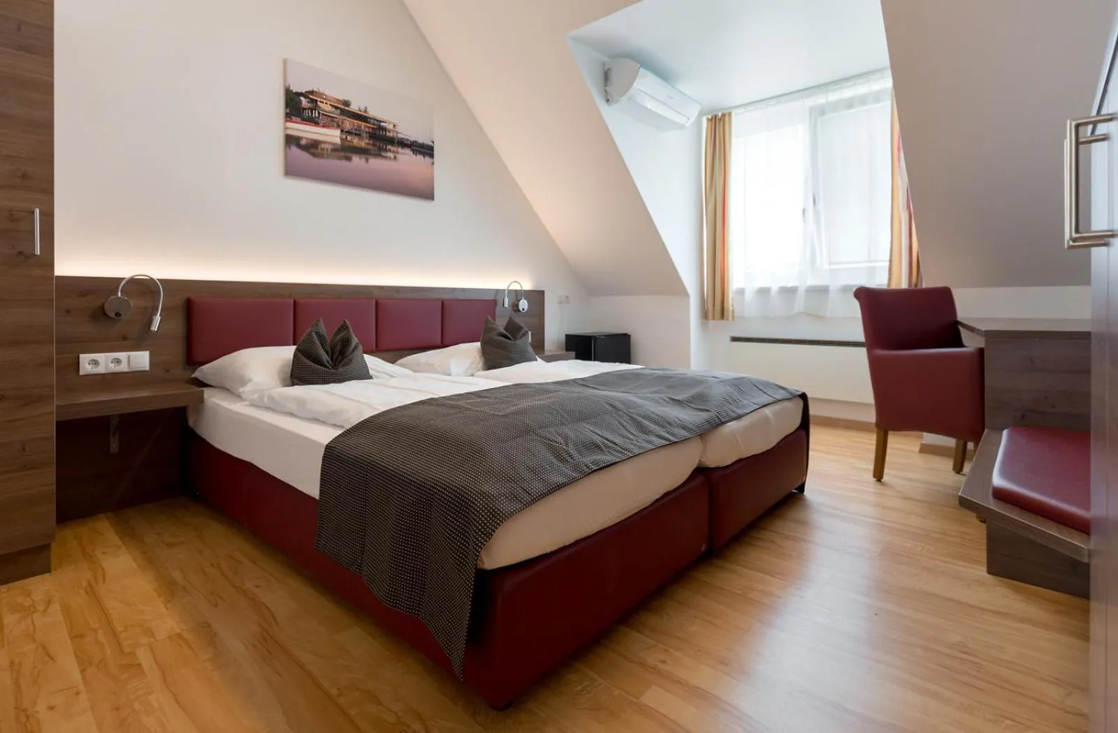 Photo of the whole room, Bed in Hotel am See Rust