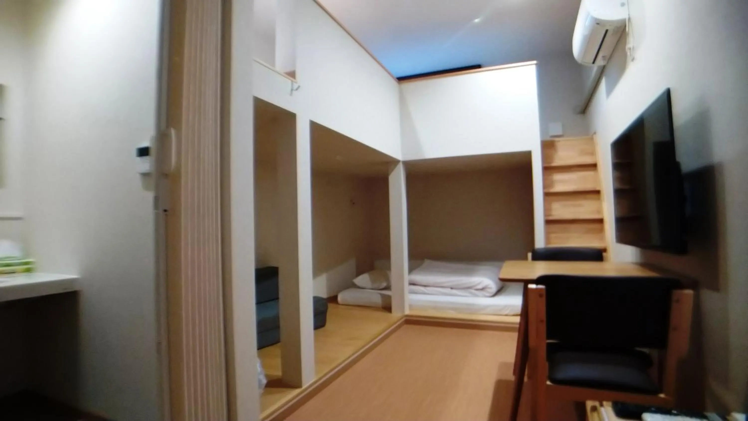 Photo of the whole room in Hiroshima Saijo Youth Hostel