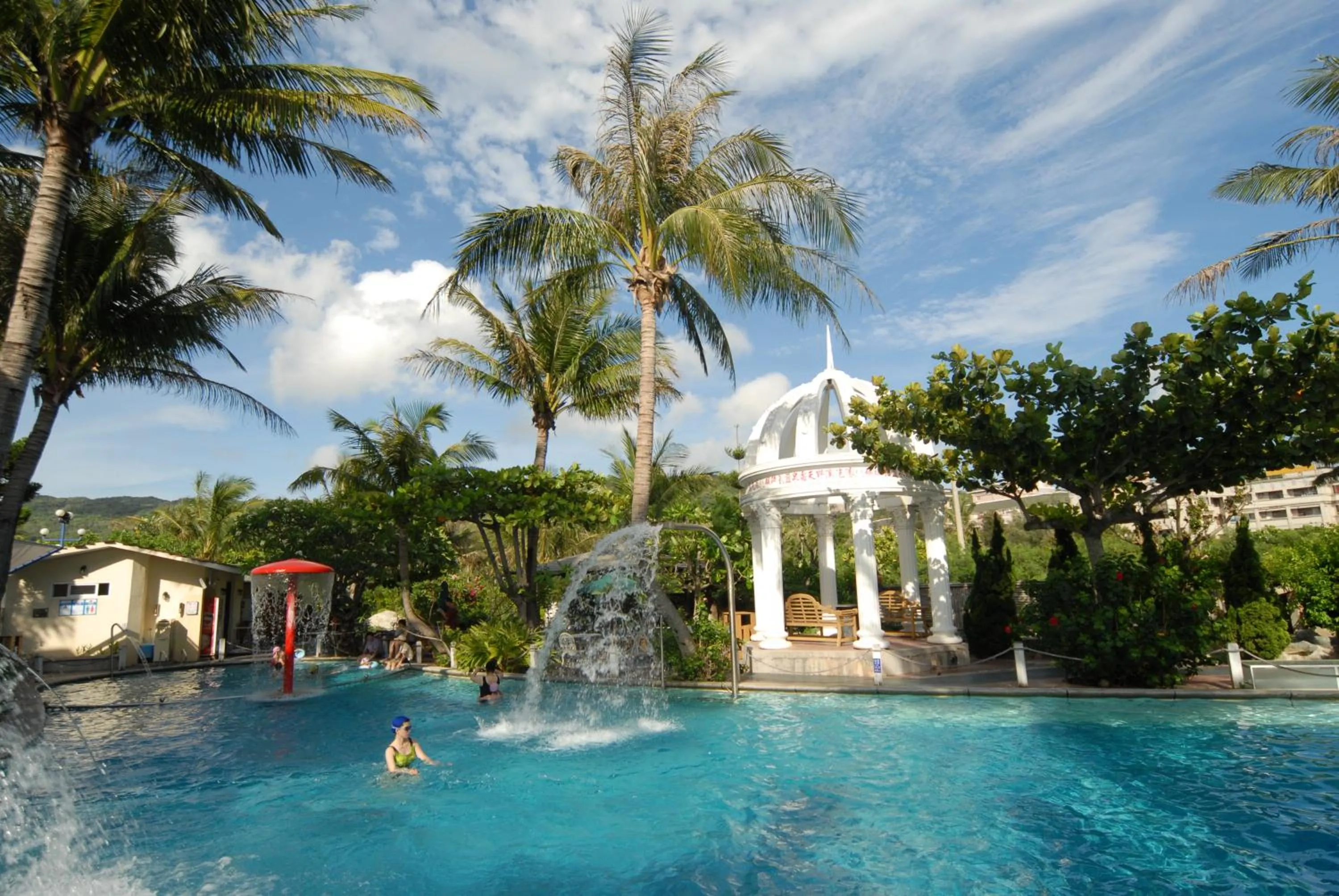Swimming pool in Swan Lake Villa Resort