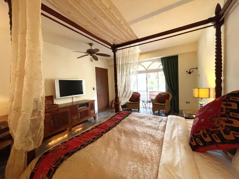 Bed in Swan Lake Villa Resort