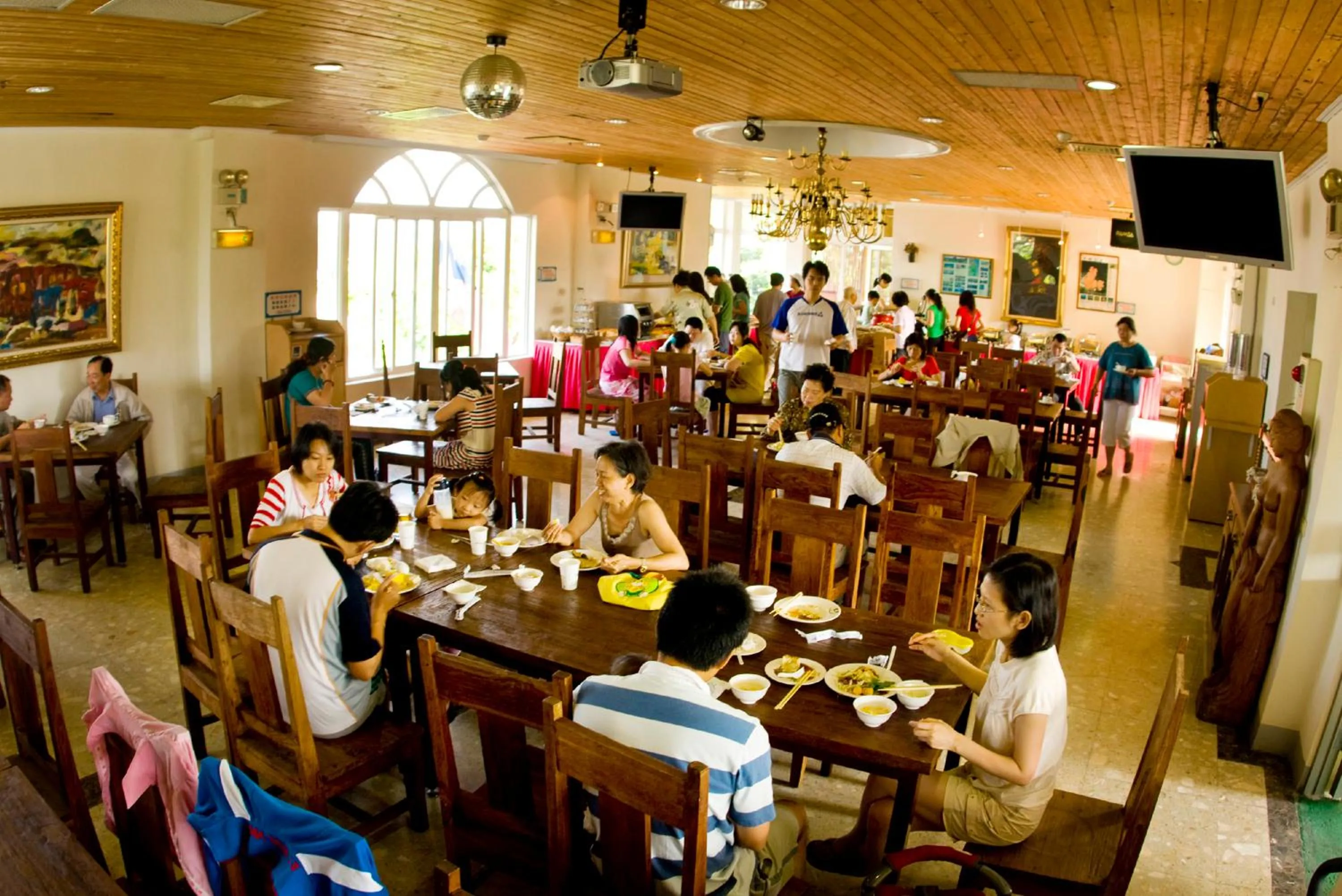 Restaurant/places to eat in Swan Lake Villa Resort