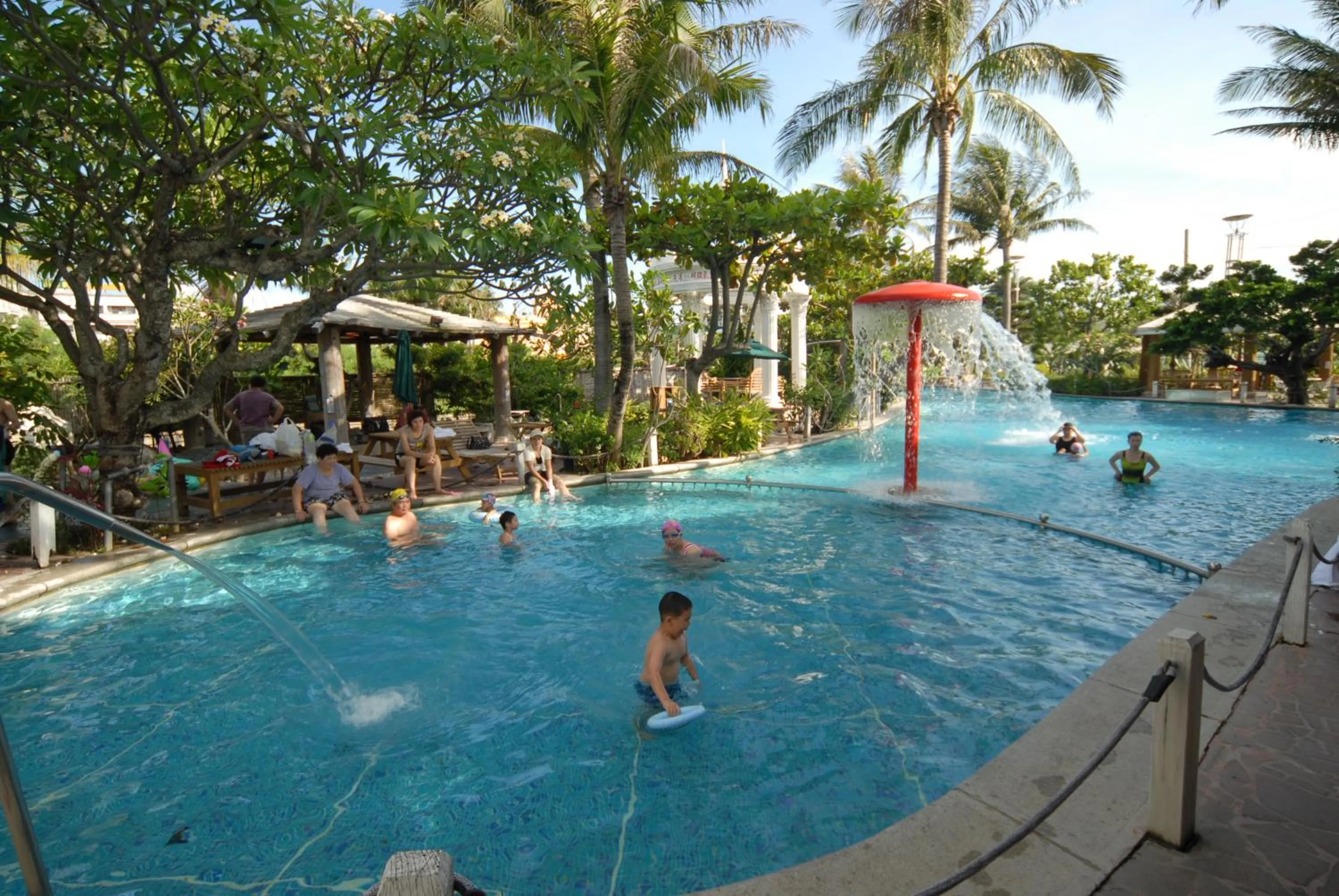 Swimming pool in Swan Lake Villa Resort