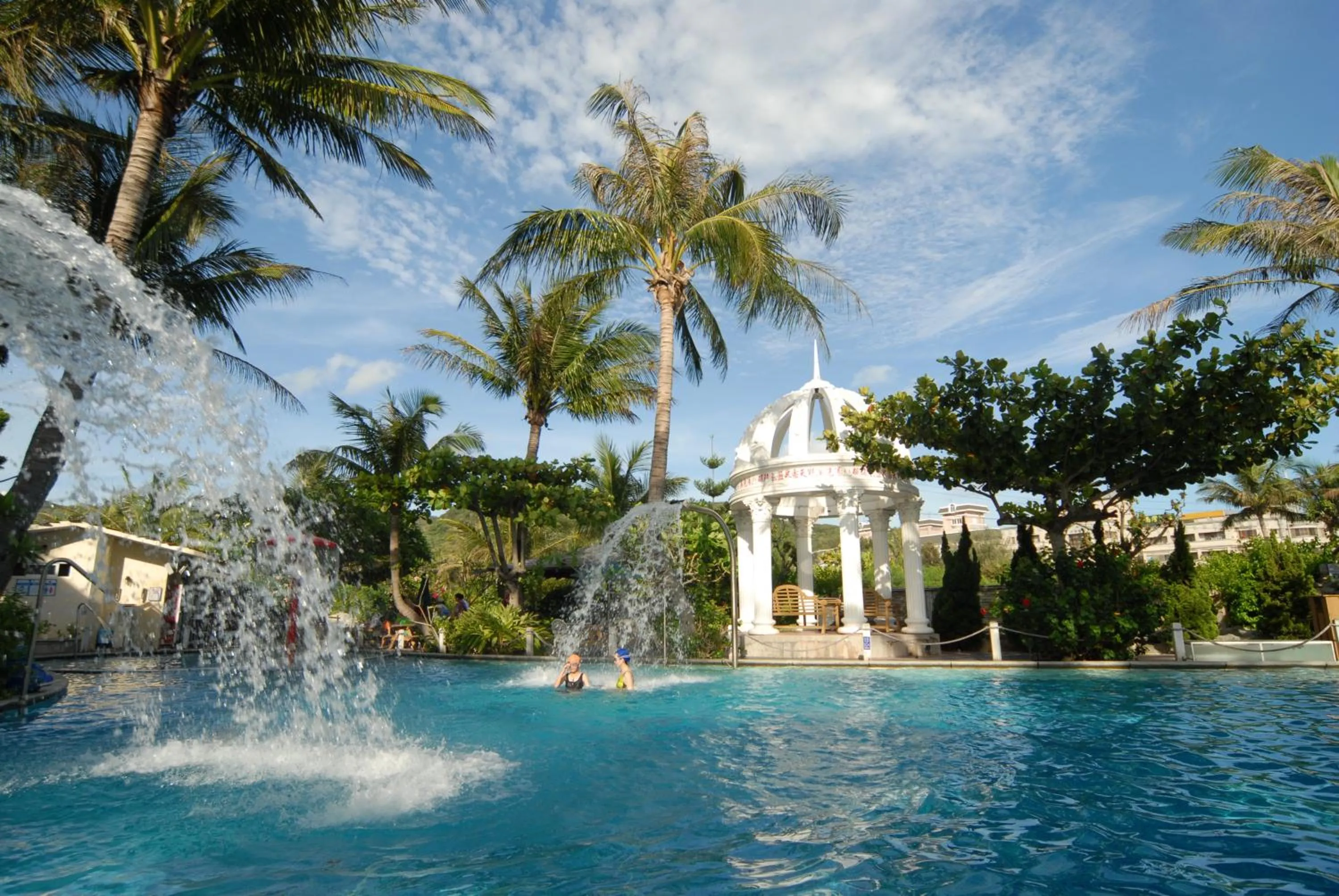 Swimming pool in Swan Lake Villa Resort