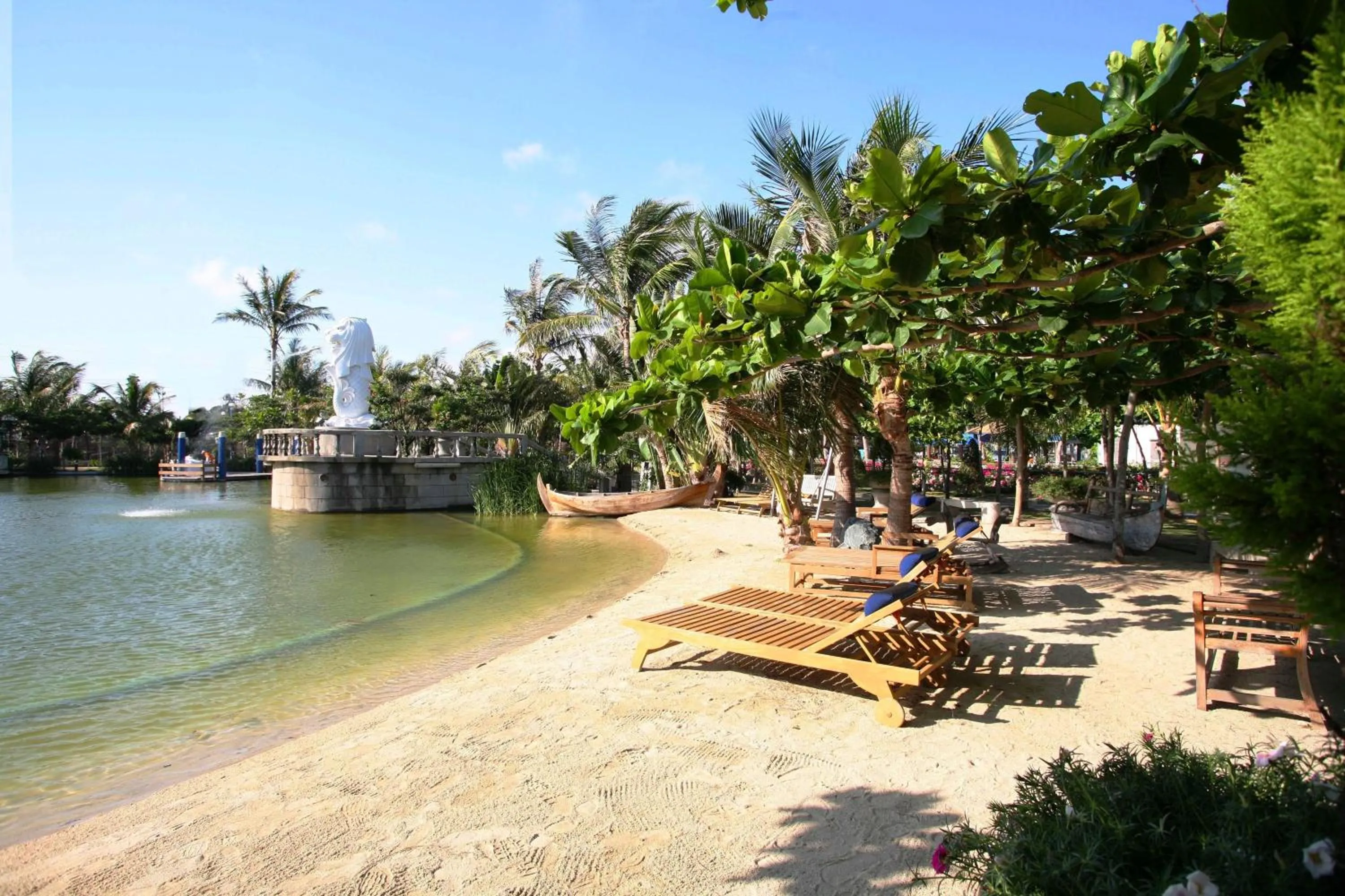 Beach in Swan Lake Villa Resort