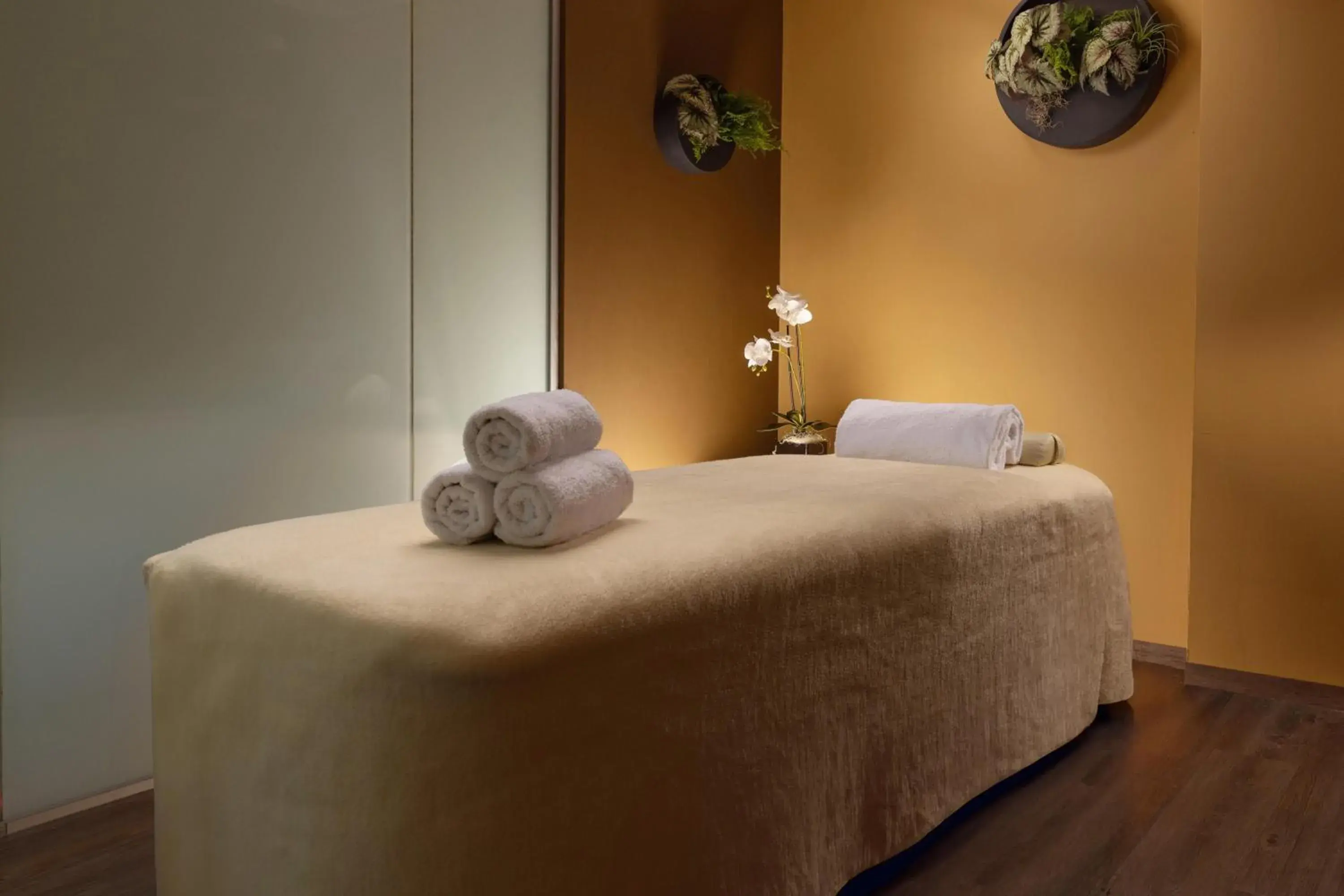 Spa and wellness centre/facilities, Bed in Hilton Prague Old Town Spa and wellness centre/facilities, Bed in Hilton Prague Old Town